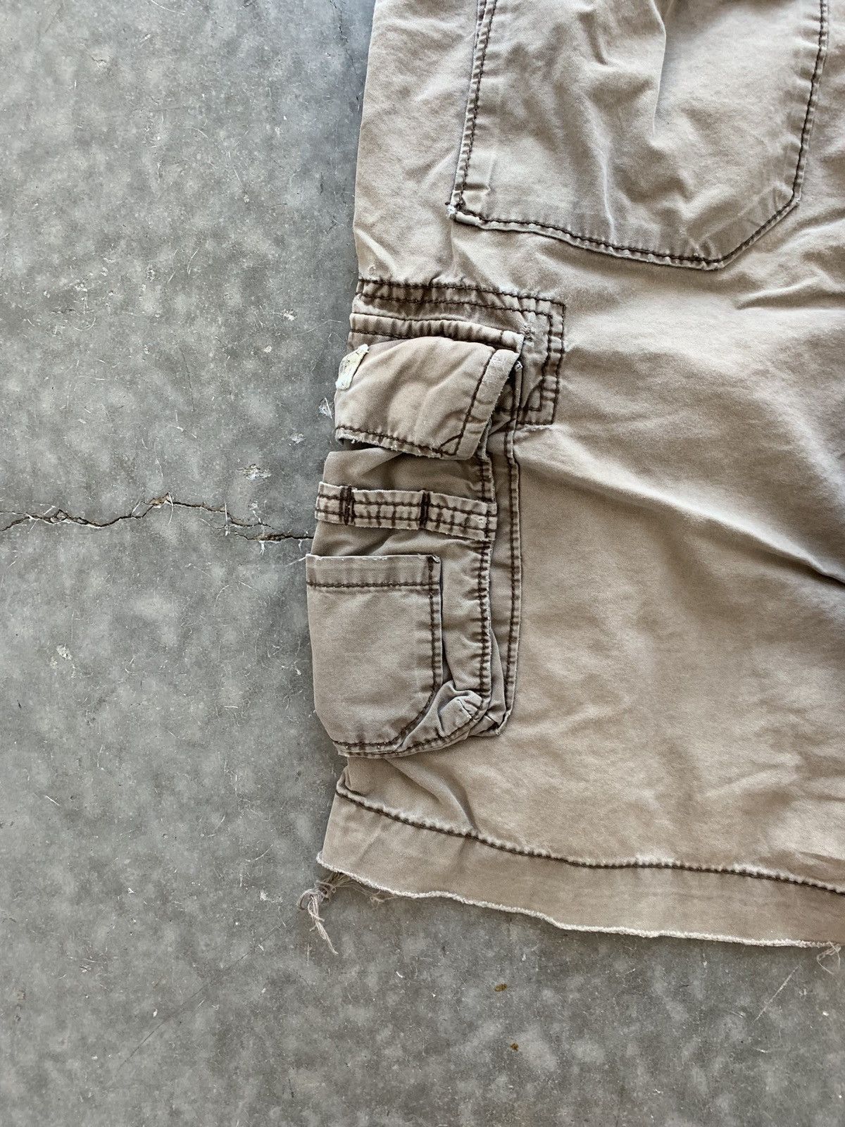 Vintage Vintage Y2K Thrashed Faded Brown Cargo Shorts Size US 32 / EU 48 - 10 Thumbnail