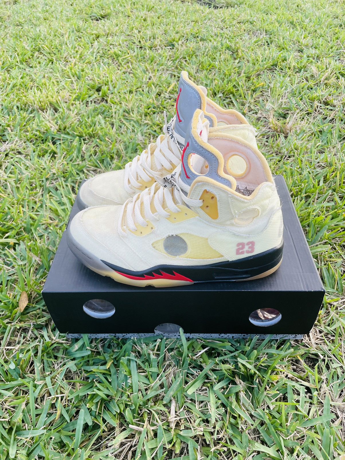 Jordan Brand Off-White x Air Jordan 5 SP ‘Sail’ Size US 7.5 / EU 40-41 - 4 Thumbnail