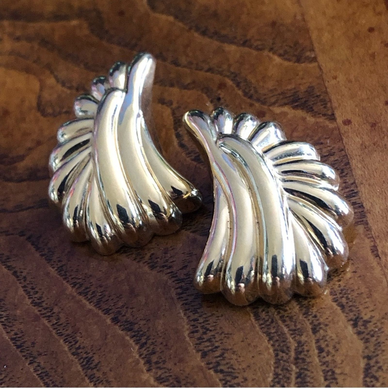 Vintage Vintage 70s-80s gold swirl design clip on earrings Size ONE SIZE - 4 Thumbnail