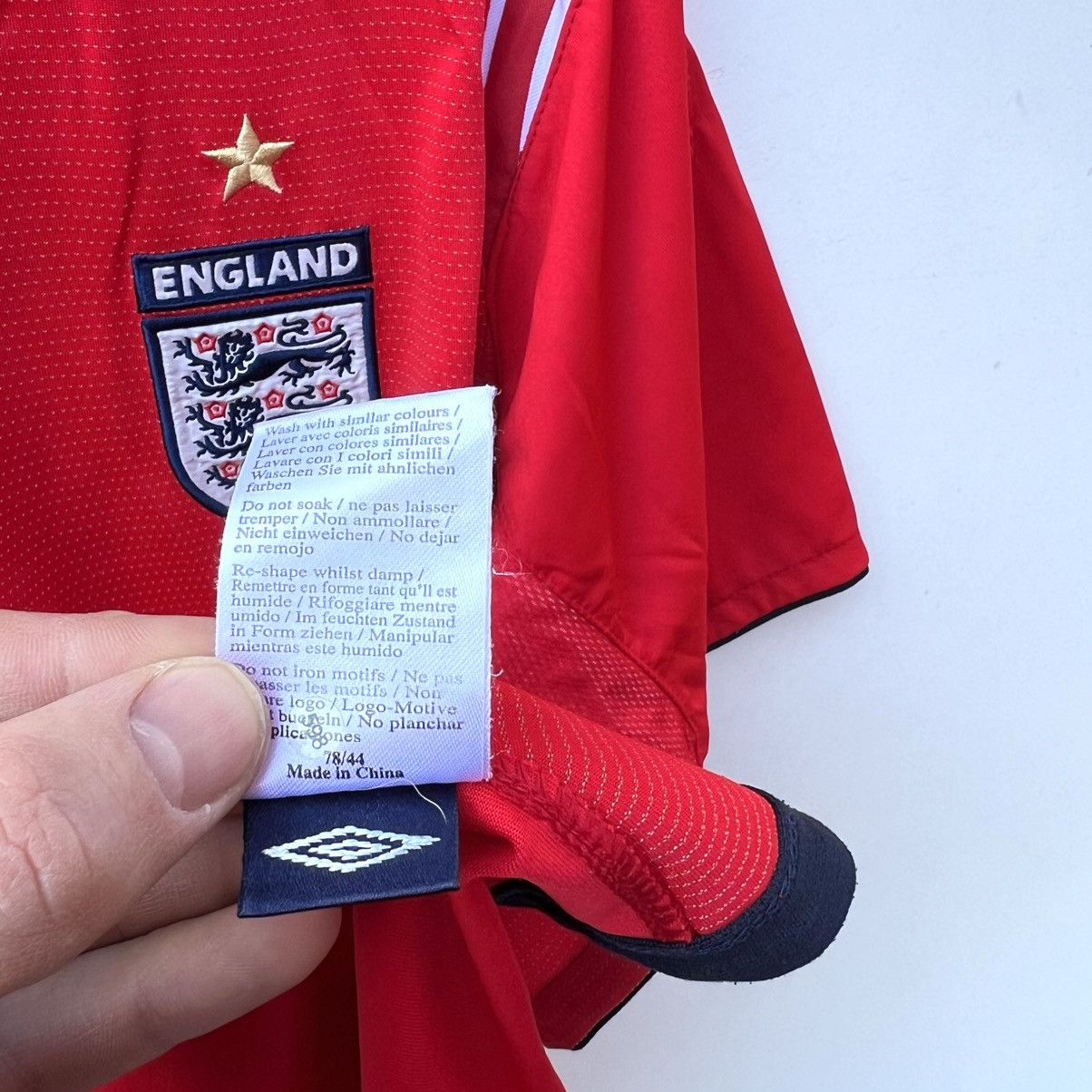 Umbro Umbro England Football Shirt Beckham 2004-2006 soccer jersey Size US M / EU 48-50 / 2 - 7 Thumbnail