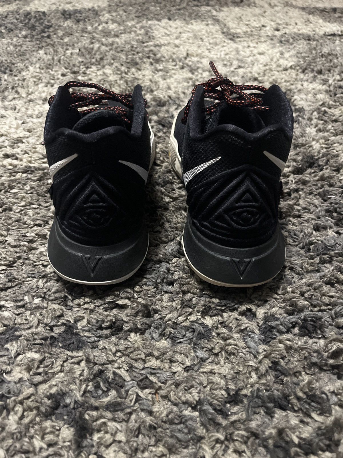 Nike Nike Kyrie 5 Friends Size US 10 / EU 43 - 6 Thumbnail