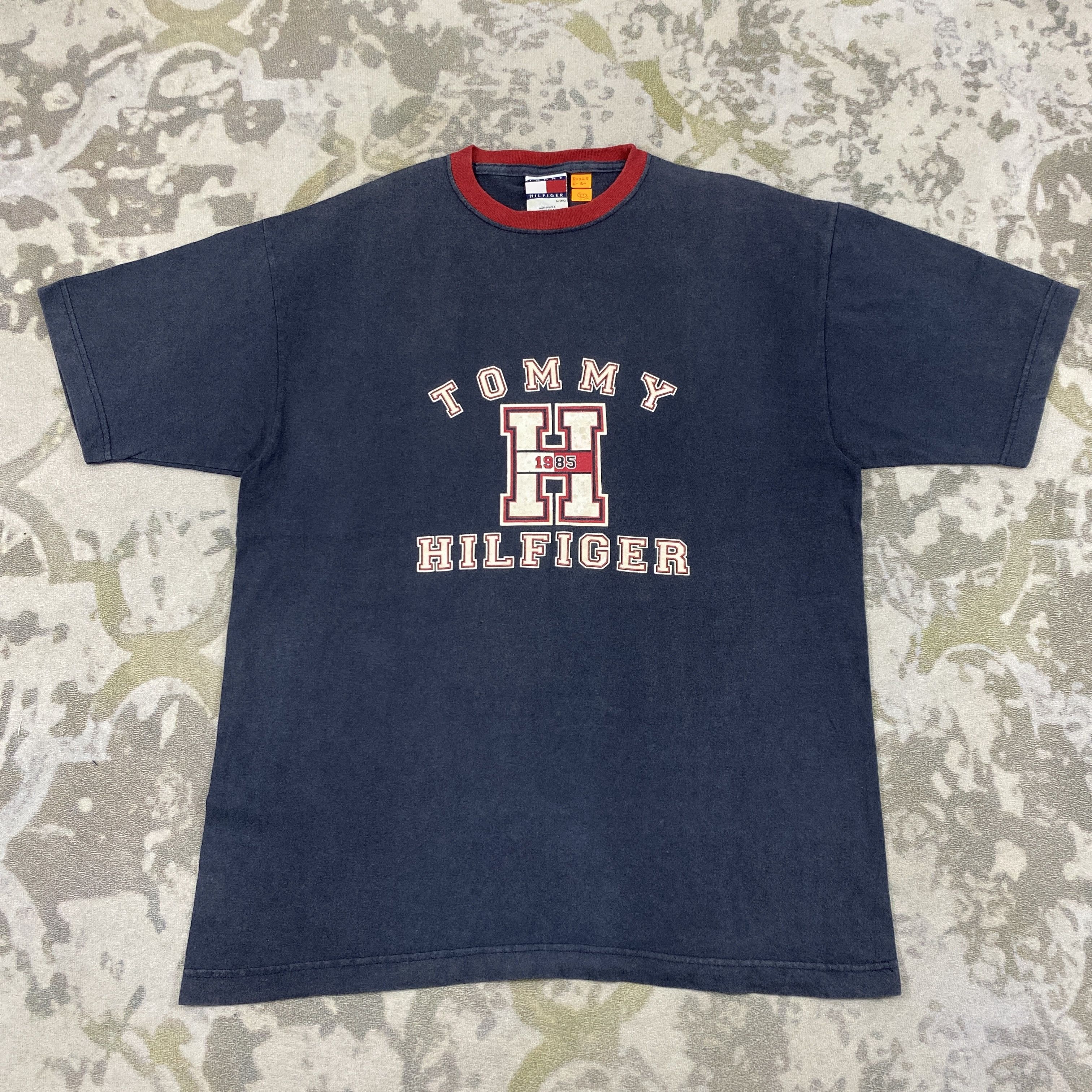 Tommy Hilfiger Vintage Tommy Hilfiger Spell Out Large T-shirt -D026 Size US L / EU 52-54 / 3 - 1 Thumbnail