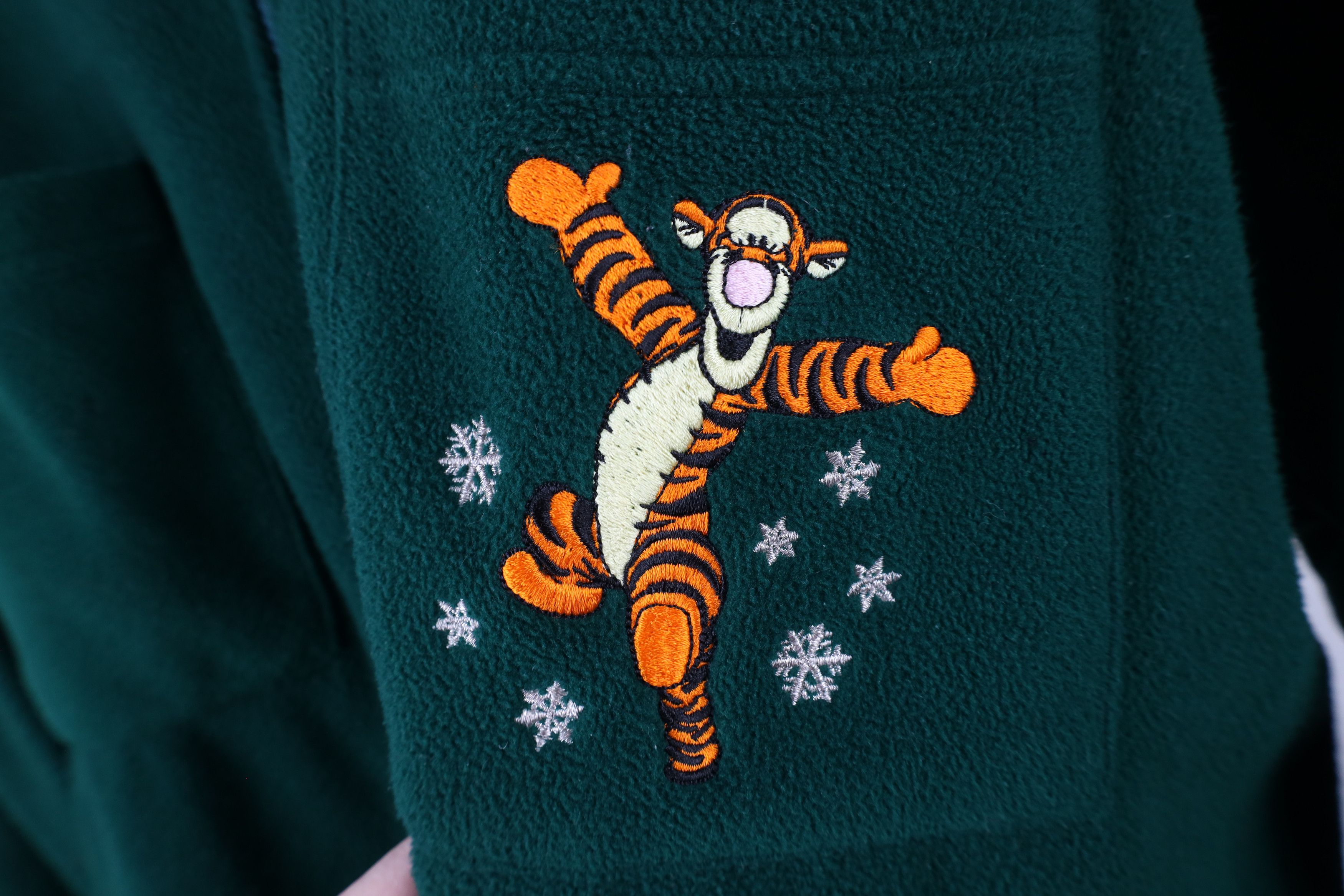 Disney × Vintage Vintage 90s Disney Winnie the Pooh Tigger Snowflake Jacket Size XL / US 12-14 / IT 48-50 - 4 Thumbnail