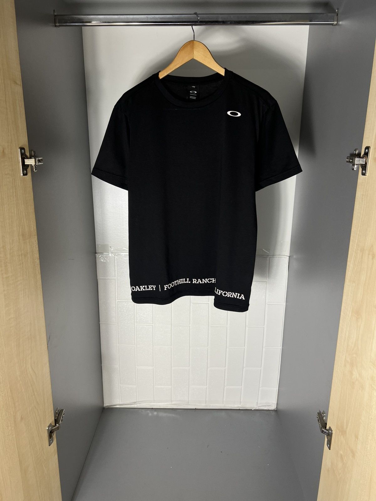 VINTAGE OAKLEY RUNNING T-SHIRT SURF DESIGNER RETRO Y2K 90s