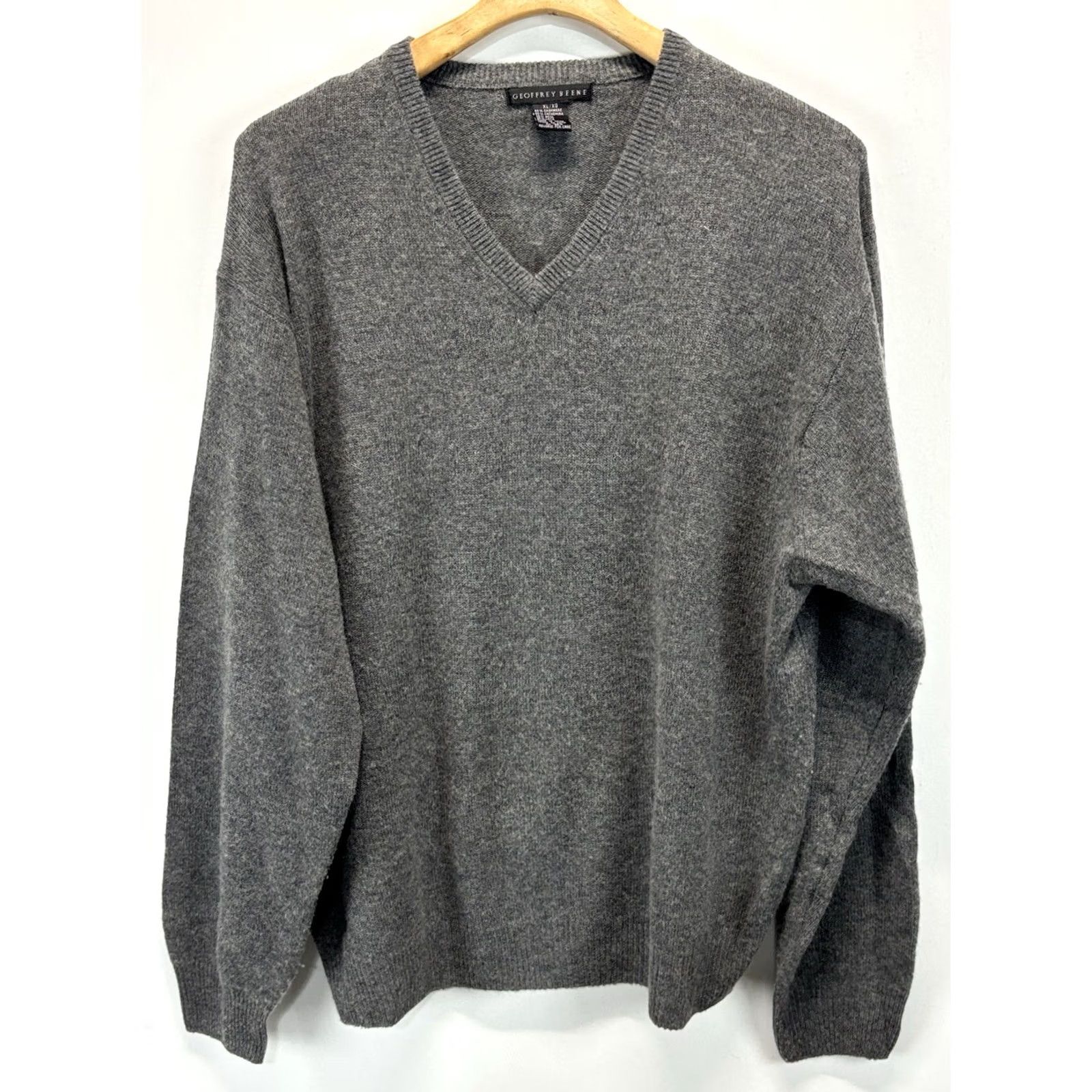 Geoffrey Beene VINTAGE Geoffrey Beene Cashmere Sweater Men’s XL Grey V-Neck Pullover Classic (Solid) Adults Mens Size US XL / EU 56 / 4 - 2 Thumbnail