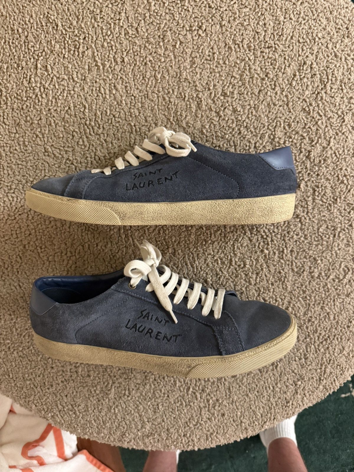 スニーカー [SAINT LAURENT PARIS] DESTROYED LOWTOP SNEAKERS SAINT LAURENT SL24 DISTRESSED AGED PERFORATED LOW-TOP