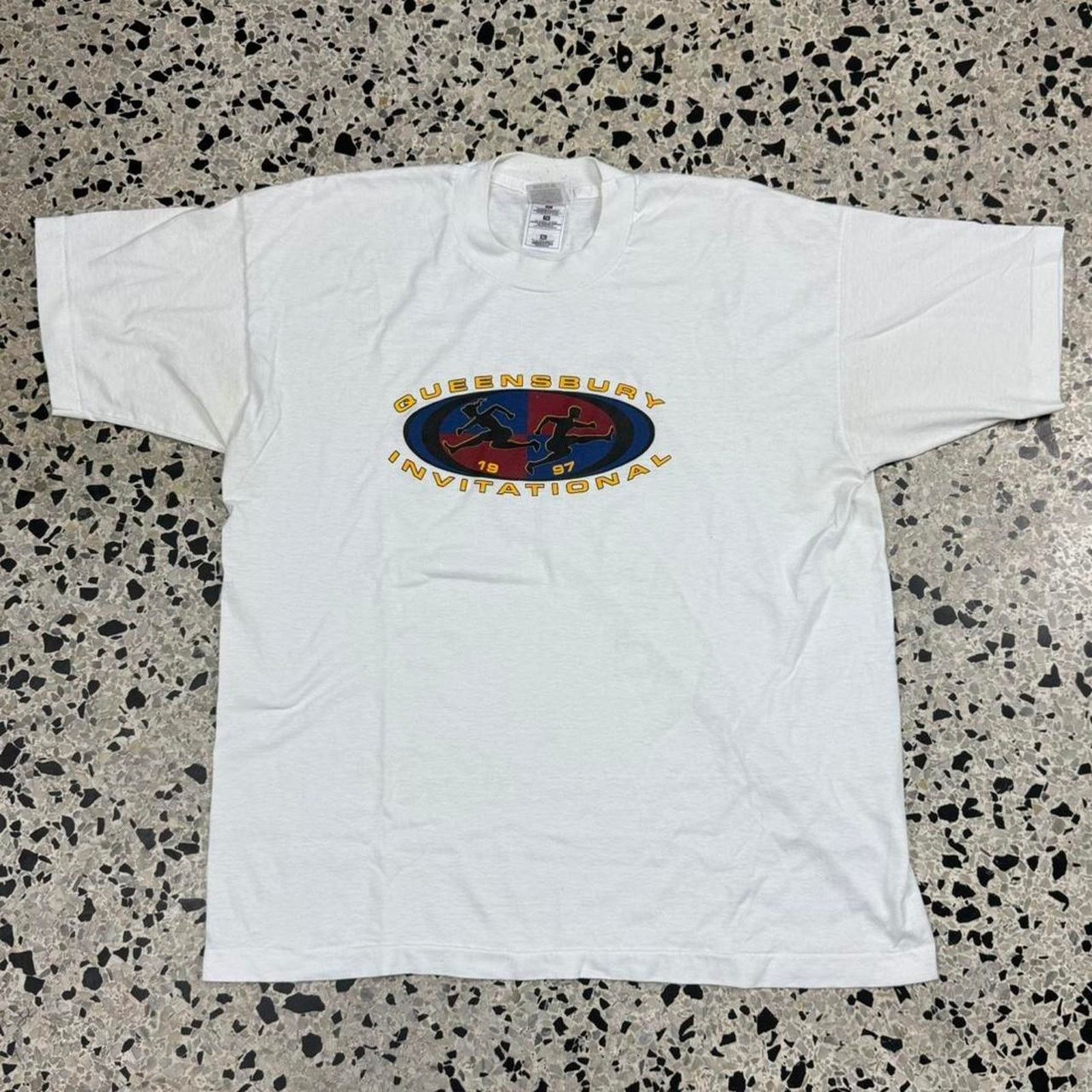 Fruit Of The Loom × Vintage VINTAGE 1997 SINGLE STITCH QUEENSBURY 1997 INVITATIONAL TEE: Size US XL / EU 56 / 4 - 2 Thumbnail