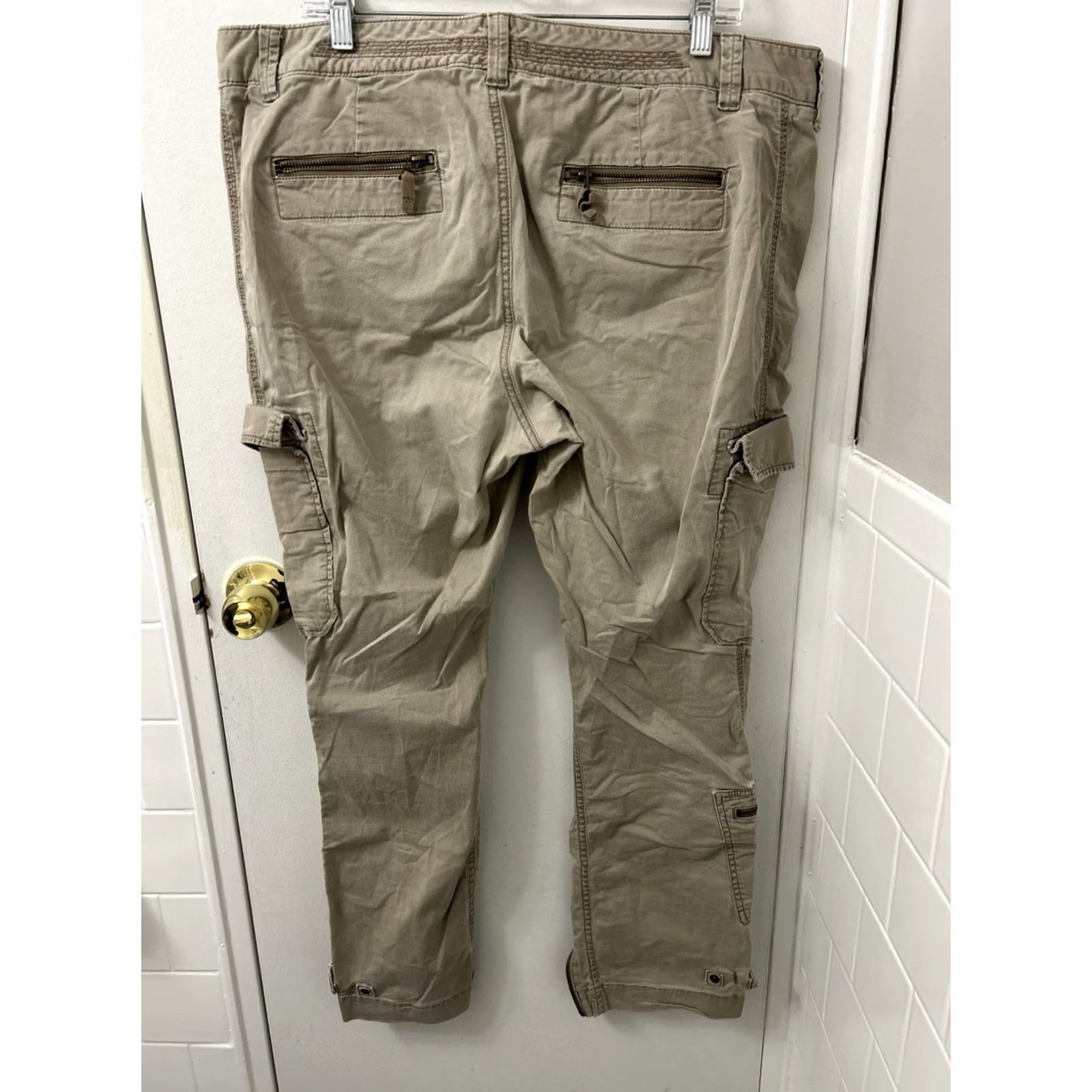 Eddie Bauer Eddie Bauer Cargo Pants Womens 18 Tan Zip Pockets Tapered Ankle Cuff 40x30 Cotton Blend Beige Regular My Pants Mens Women Girls? Size 40" / US 18 - 7 Thumbnail