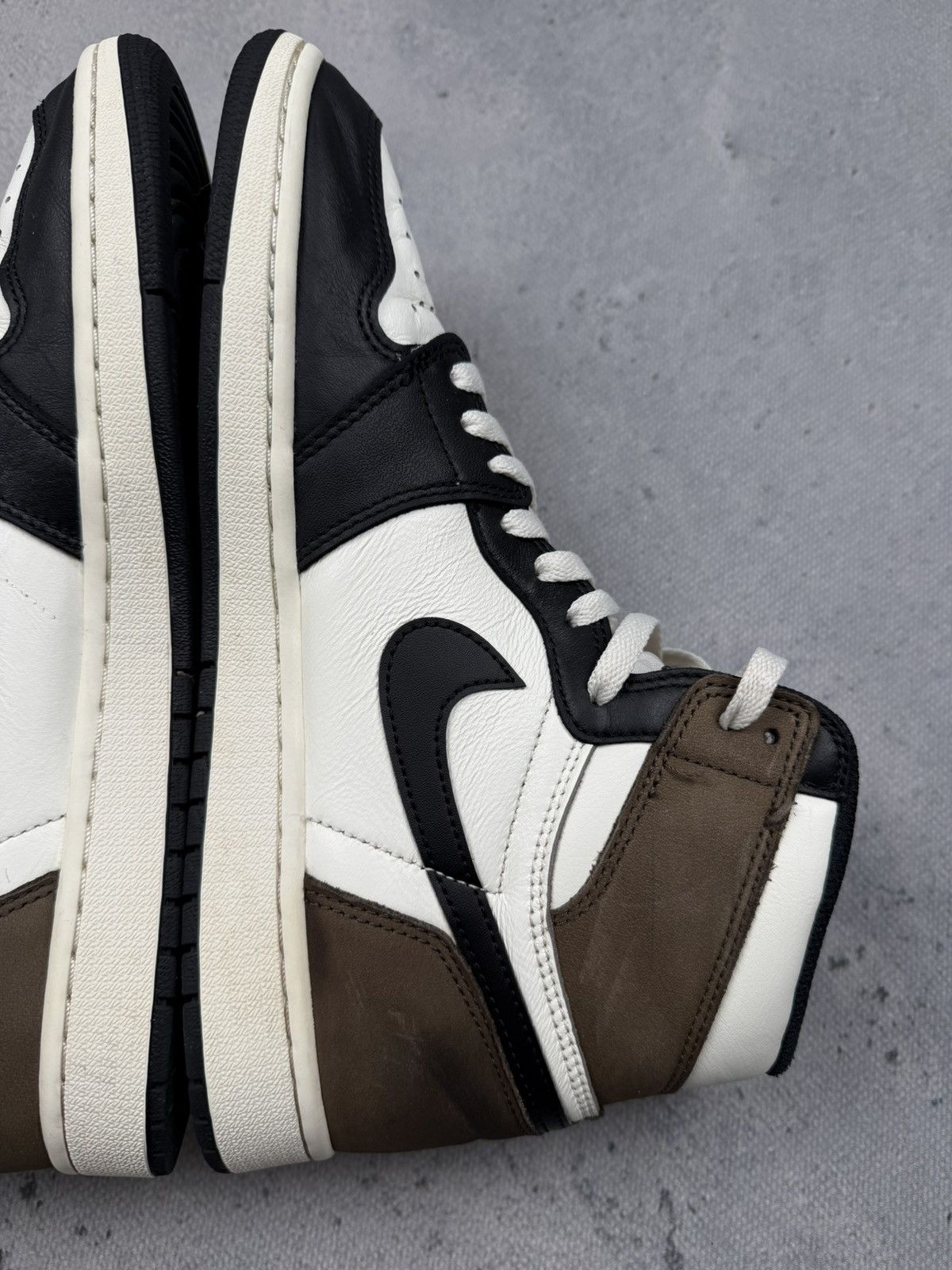 Jordan Brand Air Jordan 1 Retro High OG Dark Mocha Black White 2020 Men’s Size US 9.5 / EU 42-43 - 7 Thumbnail