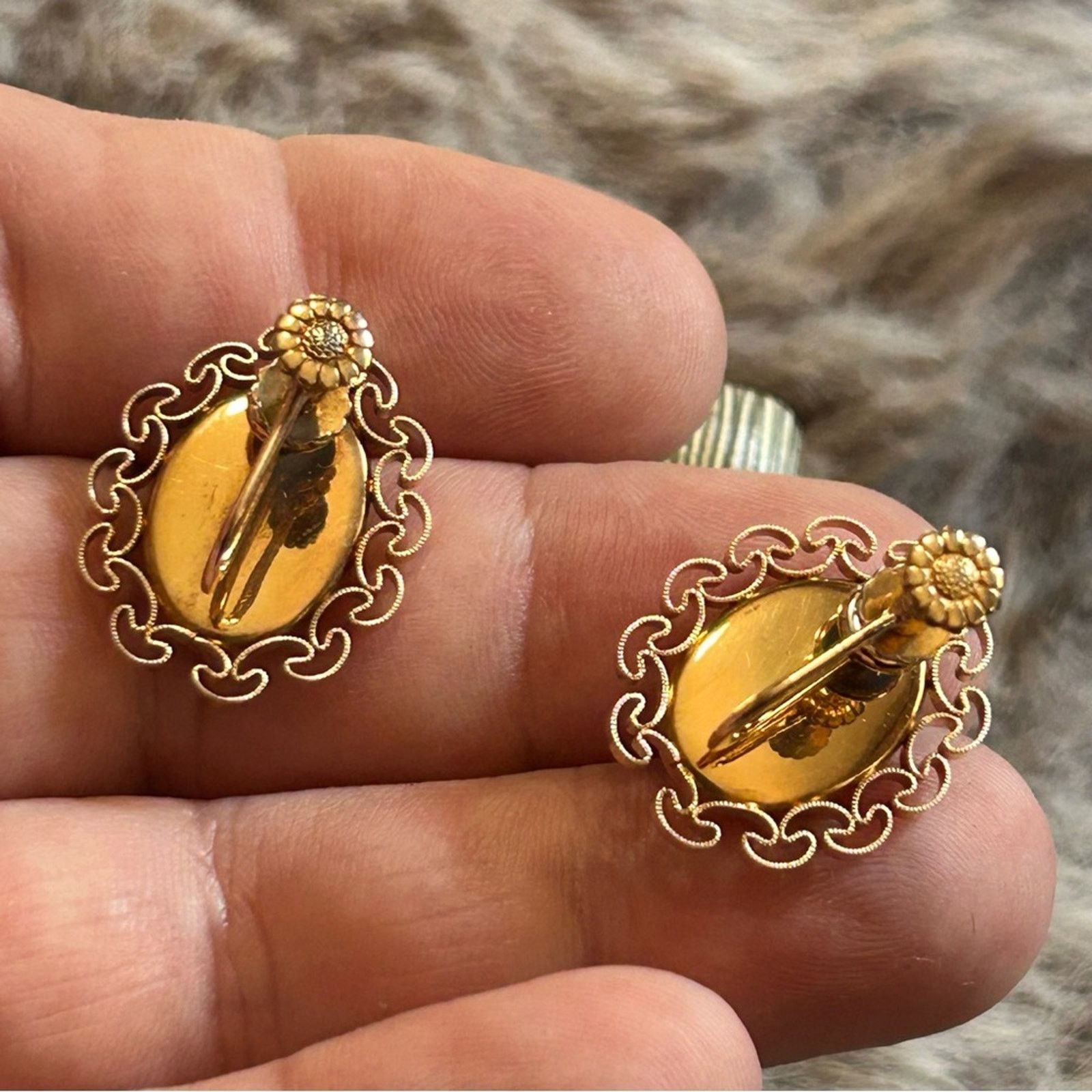 Vintage Vintage Krementz carved shell cameo 14kt gold earrings Size ONE SIZE - 8 Thumbnail