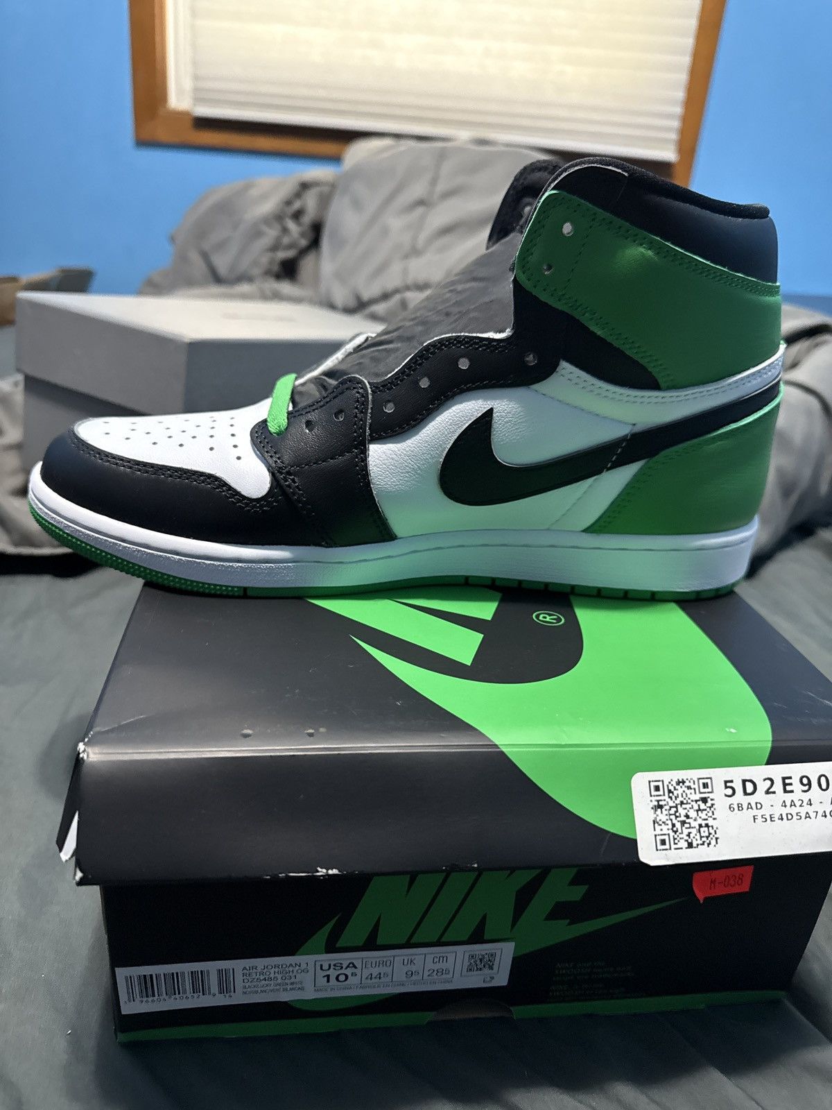 Nike Air Jordan 1 Retro HIGH OG Lucky Green Size US 10.5 / EU 43-44 - 2 Thumbnail