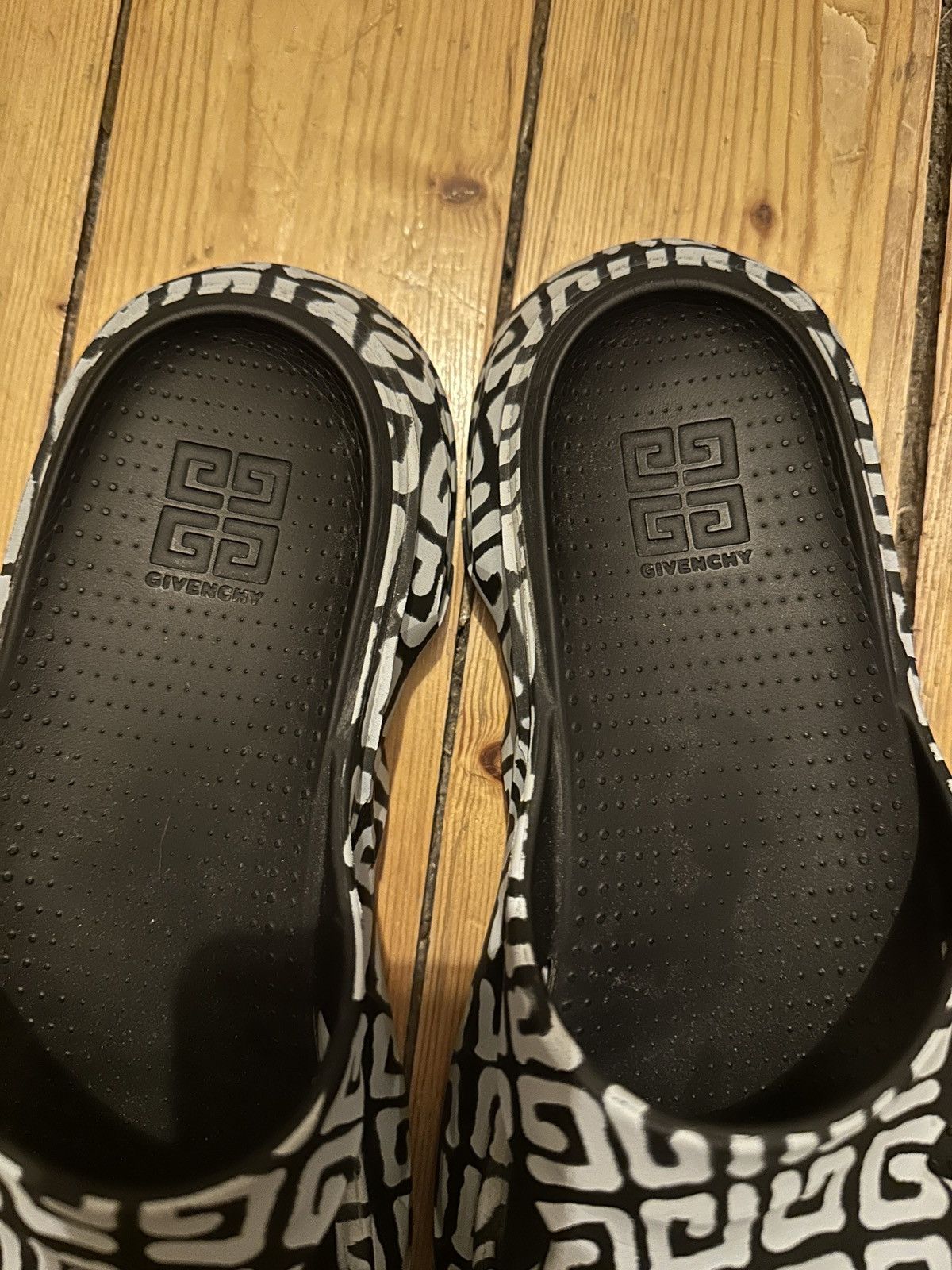 Chito × Givenchy Givenchy x Chito Marshmallow Sandals Graffiti Monogram Size US 10 / EU 43 - 5 Thumbnail