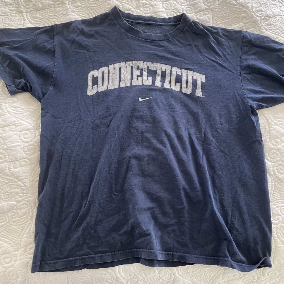 Nike Vintage Nike Uconn Center Swoosh Tee Size US M / EU 48-50 / 2 - 1 Thumbnail
