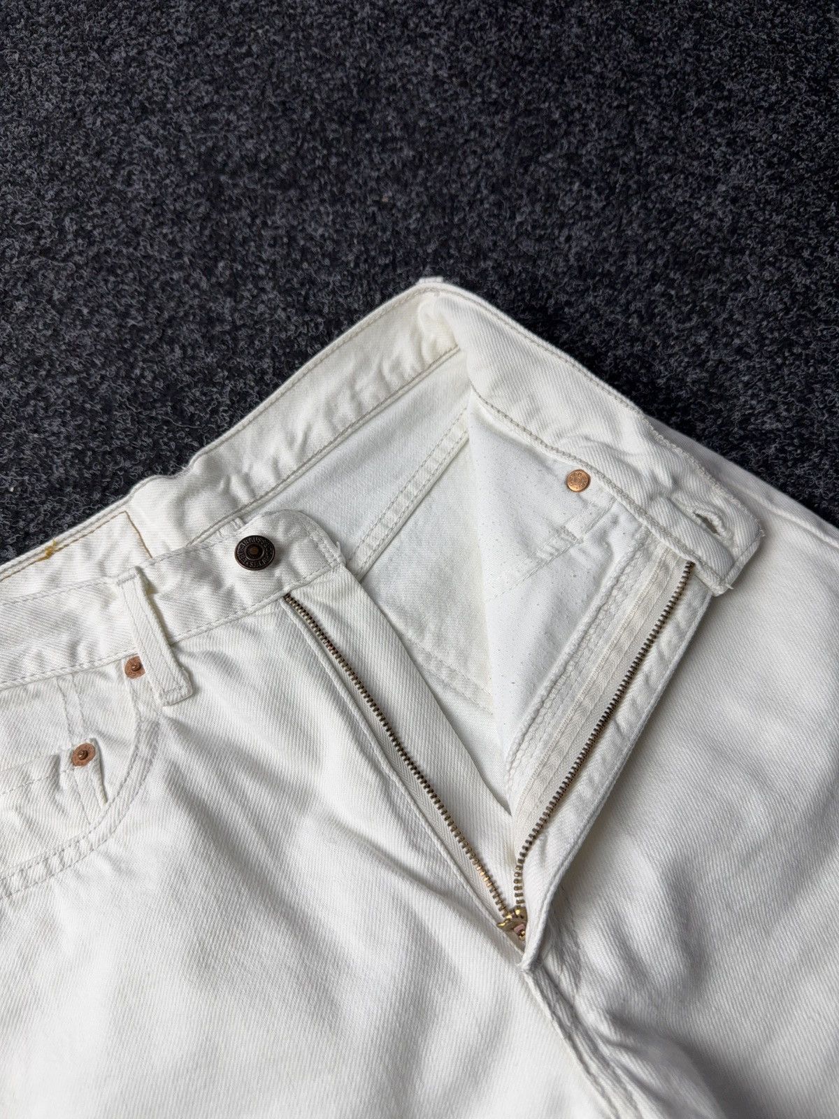 Levi's Vintage Clothing Vintage Levi’s 501 White Denim Jeans Orange Tab W25 L32 Size 25" / US 0 / IT 36 - 8 Thumbnail