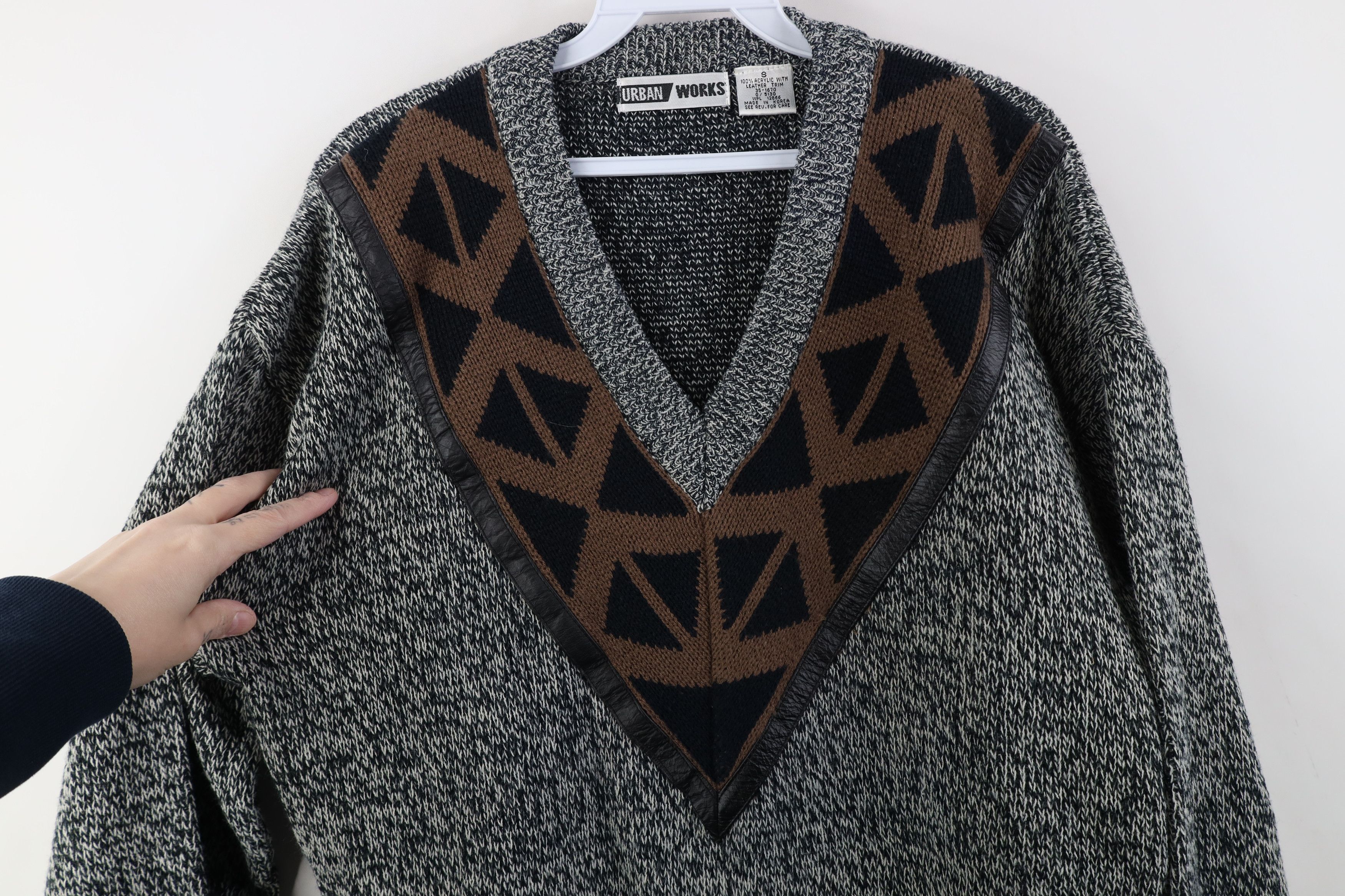 Vintage Vintage 90s Dapper Trim Geometric Knit V-Neck Sweater Size US S / EU 44-46 / 1 - 4 Thumbnail