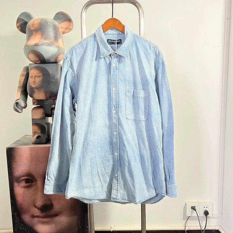 Balenciaga Balenciaga Back Logo Denim Shirt Size US S / EU 44-46 / 1 - 1 Thumbnail