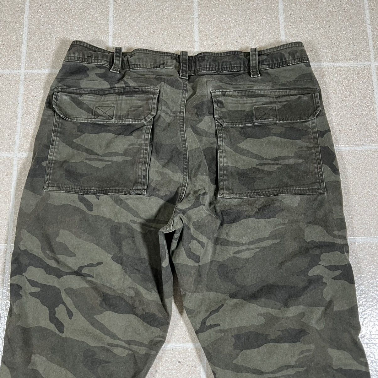 Abercrombie & Fitch Abercrombie & Fitch Cargo Pants Camo Grunge Utility Pockets Size US 31 - 8 Thumbnail