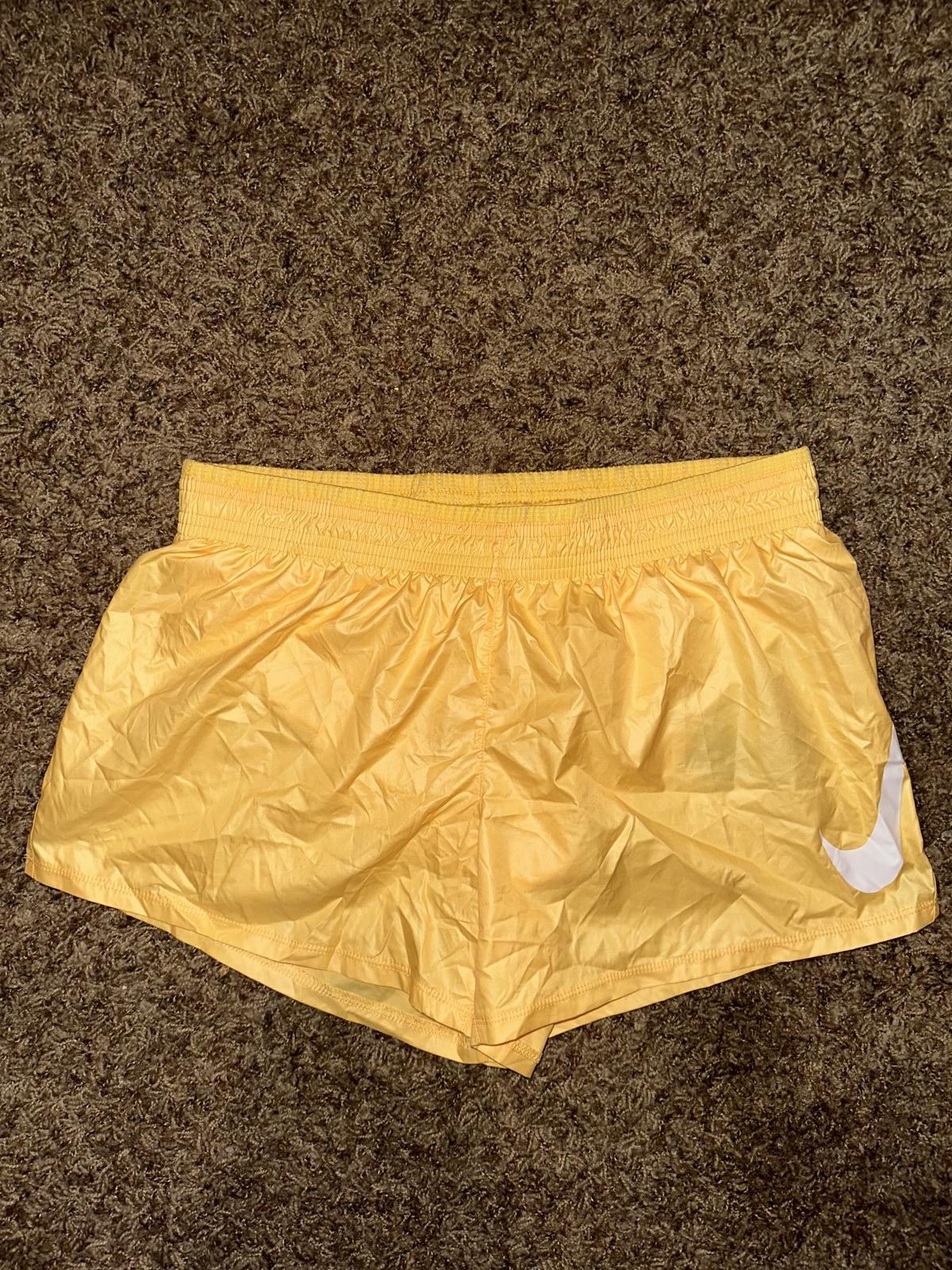 Nike Nike Womens Swoosh Run Running Shorts Size 32" / US 10 / IT 46 - 1 Thumbnail