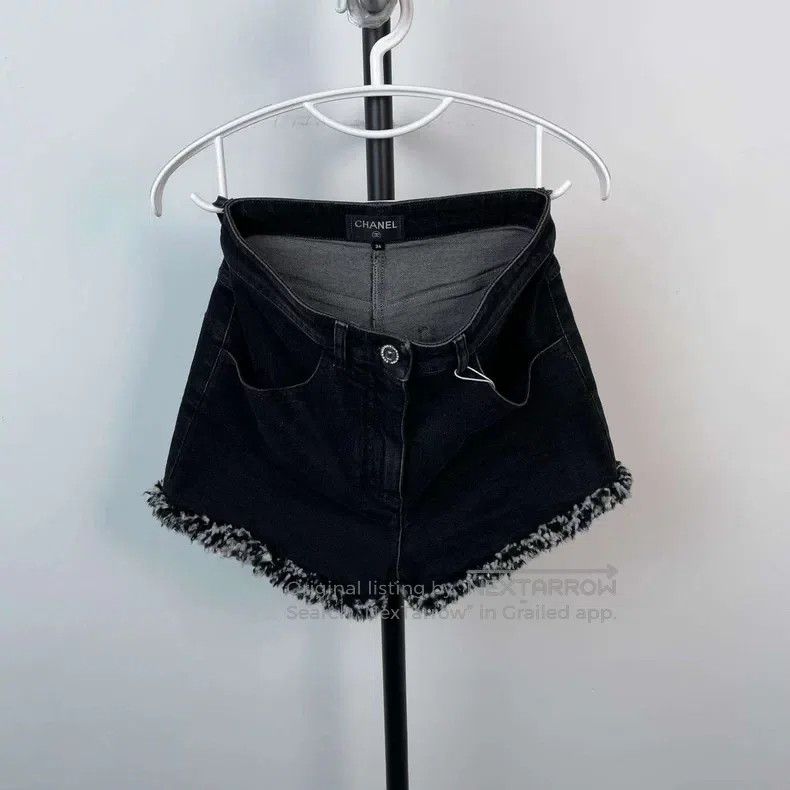 Chanel Chanel Black denim shorts Size 42" / US 20 - 1 Thumbnail