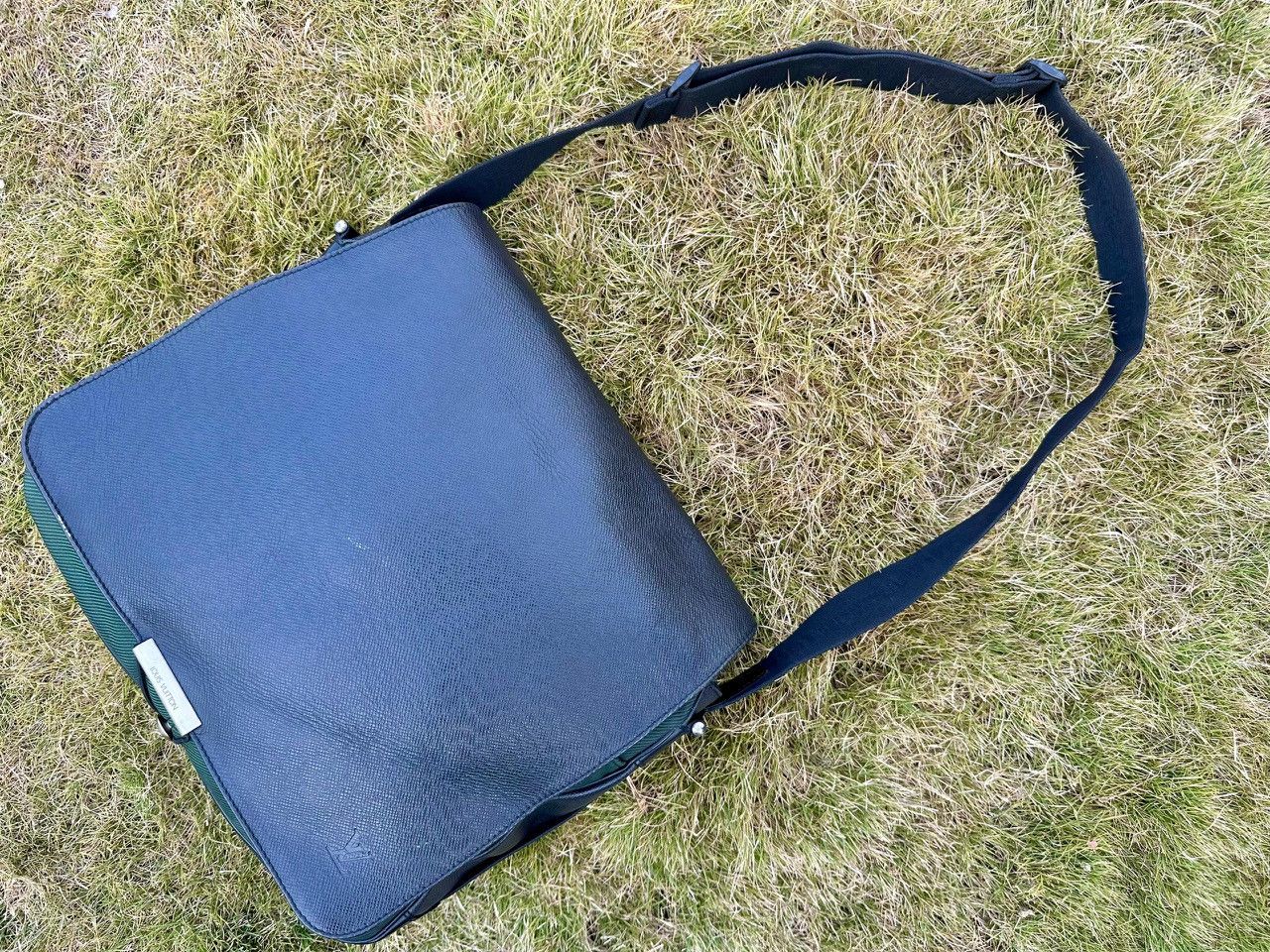 Louis Vuitton Authentic Louis Vuitton Ardoise Taiga Viktor Messenger Bag Size ONE SIZE - 15 Thumbnail