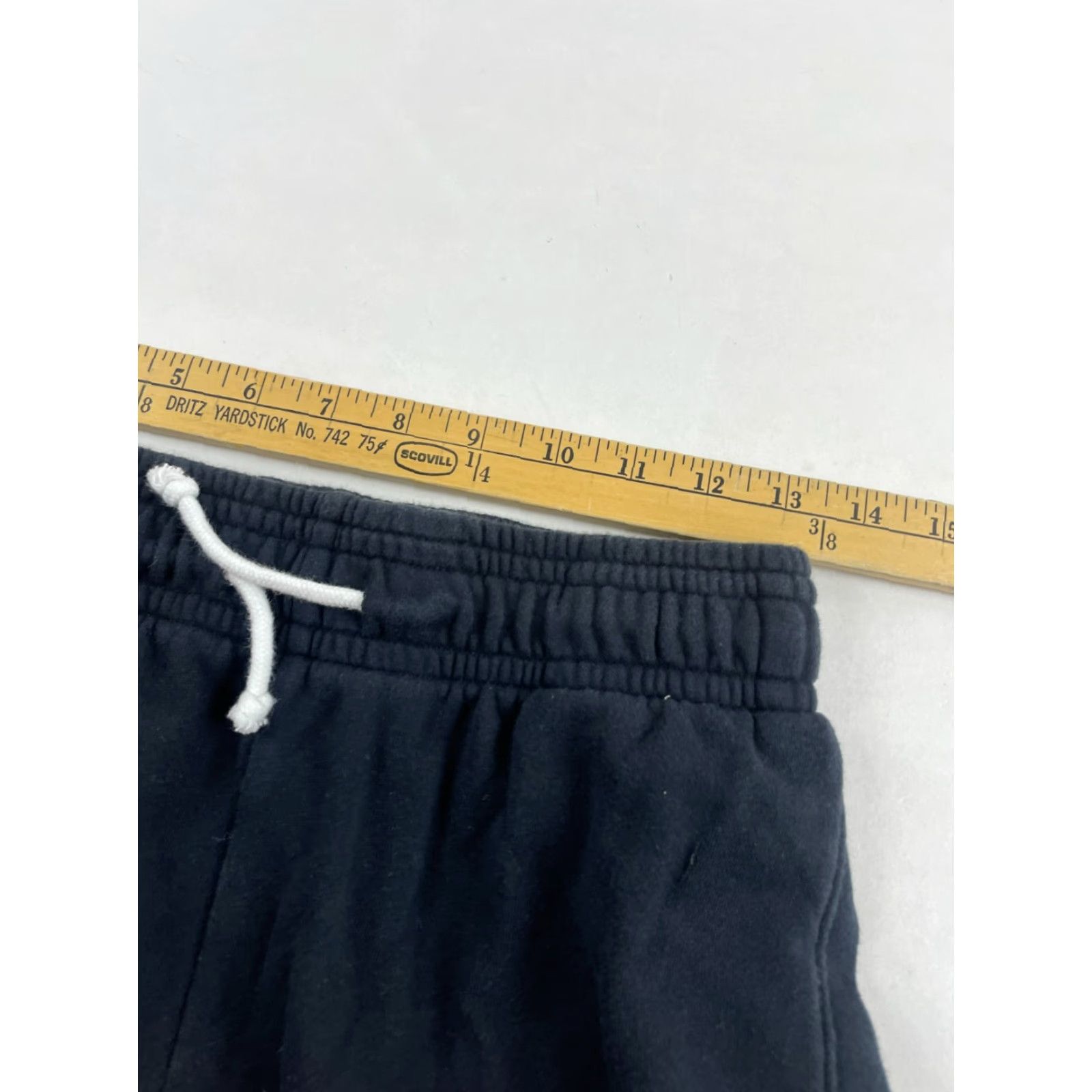 Under Armour Under armour Shorts Mens Size M Black Sweat Logo Athletic 10 in Inseam Casual Travel Regular Waist 26 in Front Flat Pattern Solid Vintage No N/A Size US 31 - 3 Thumbnail