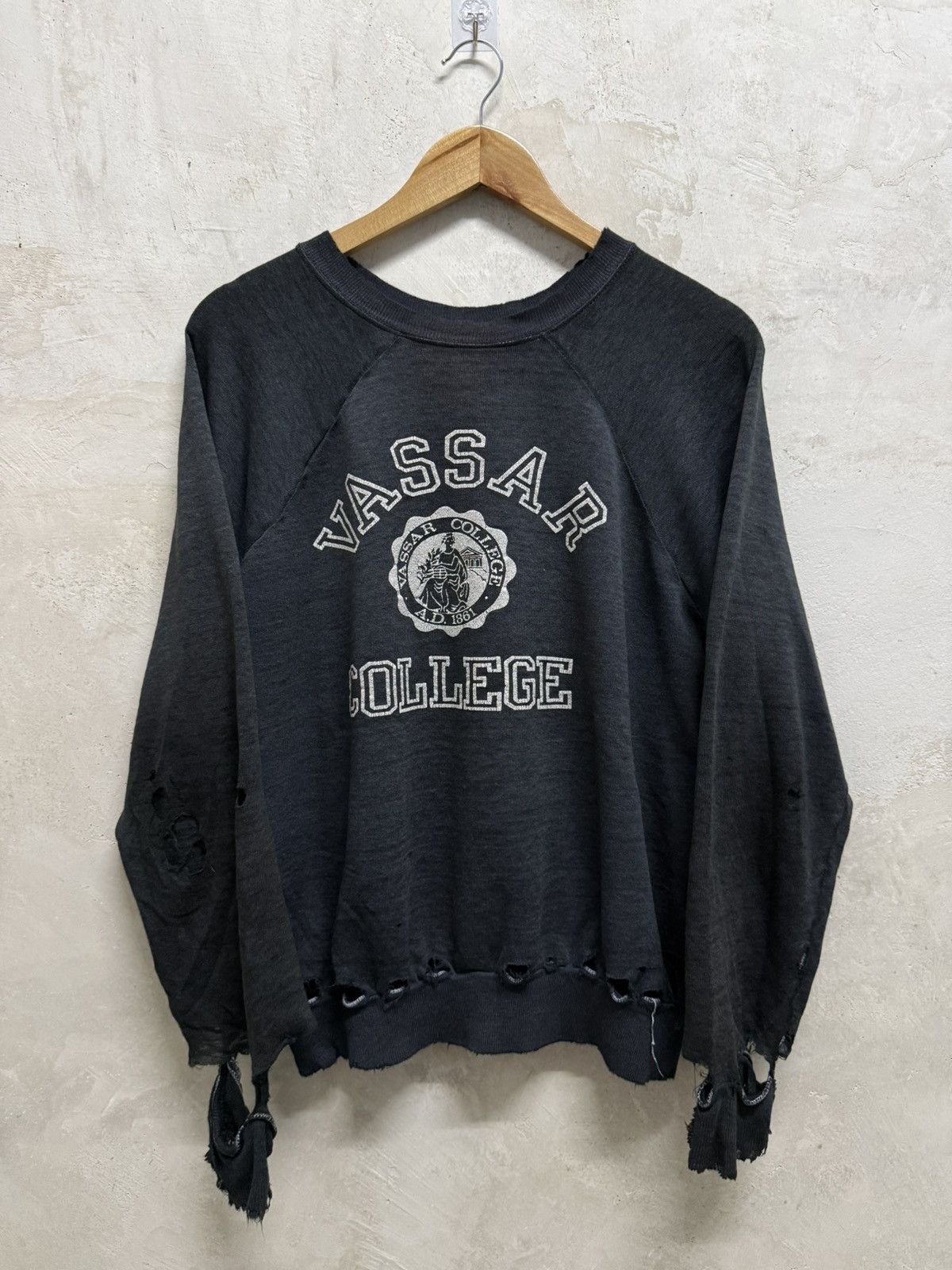 Vintage Vintage 80s Distressed Vassar College Thrashed Sweatshirt Size US M / EU 48-50 / 2 - 1 Thumbnail