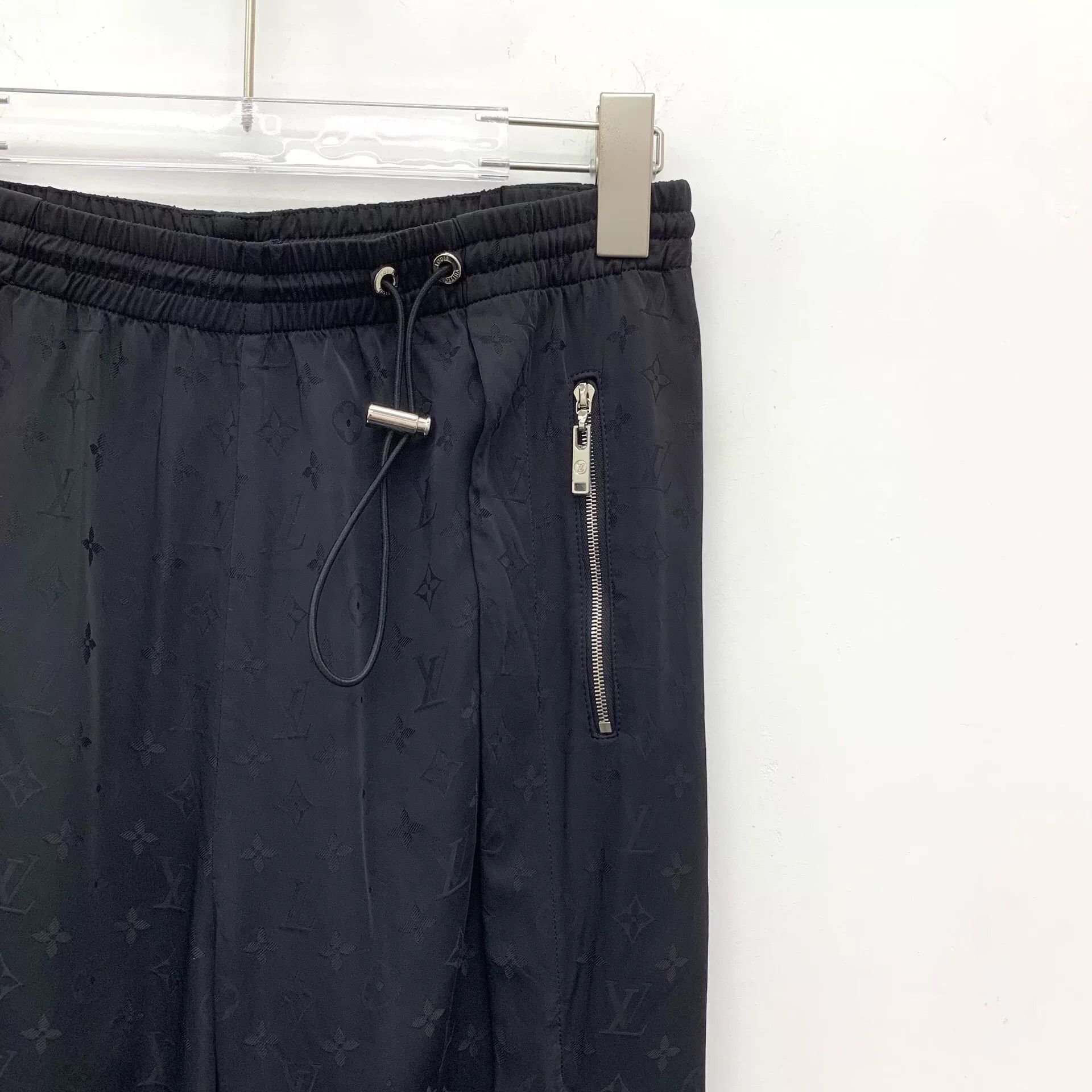 Louis Vuitton louis vuitton black logo jogger pants Size US 34 / EU 50 - 3 Thumbnail