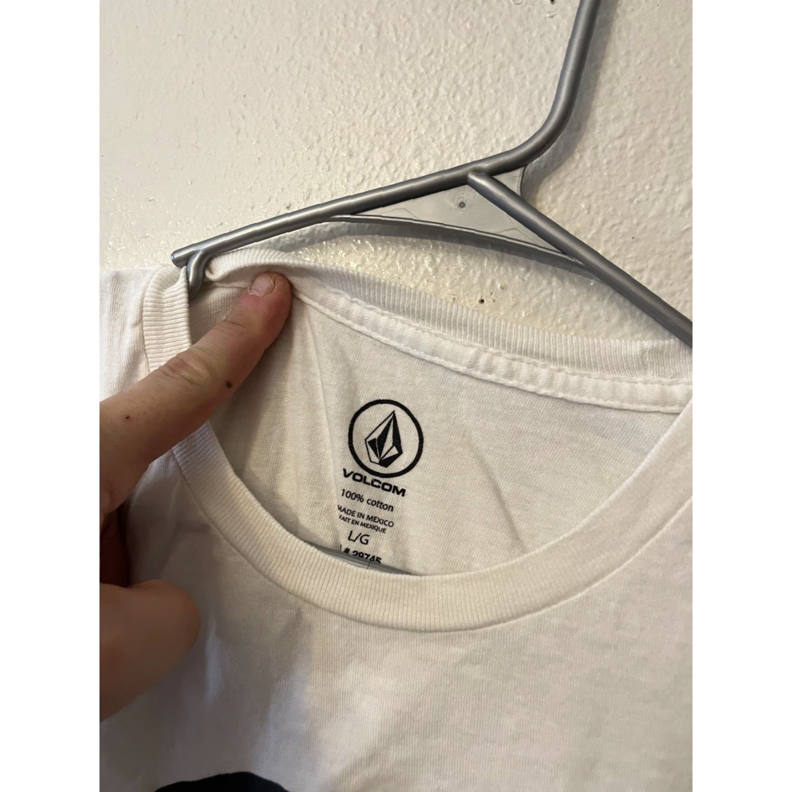 Volcom Volcom T Shirt Short Sleeve Men Large White Logo Crew Neck Regular Fit Vintage? (No, not vintage—ignore) Size US L / EU 52-54 / 3 - 2 Thumbnail