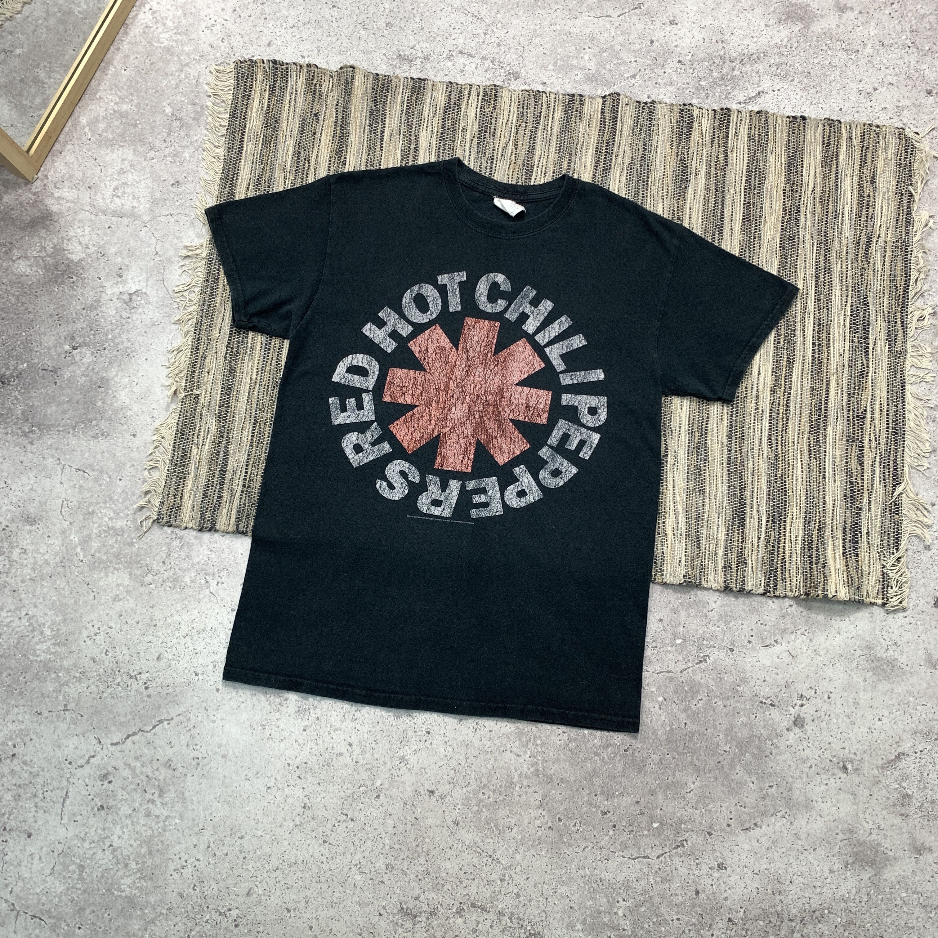 Vintage Vintage Red Hot Chilli Peppers RHCP Graphic Black Tee Shirt Size US M / EU 48-50 / 2 - 2 Thumbnail