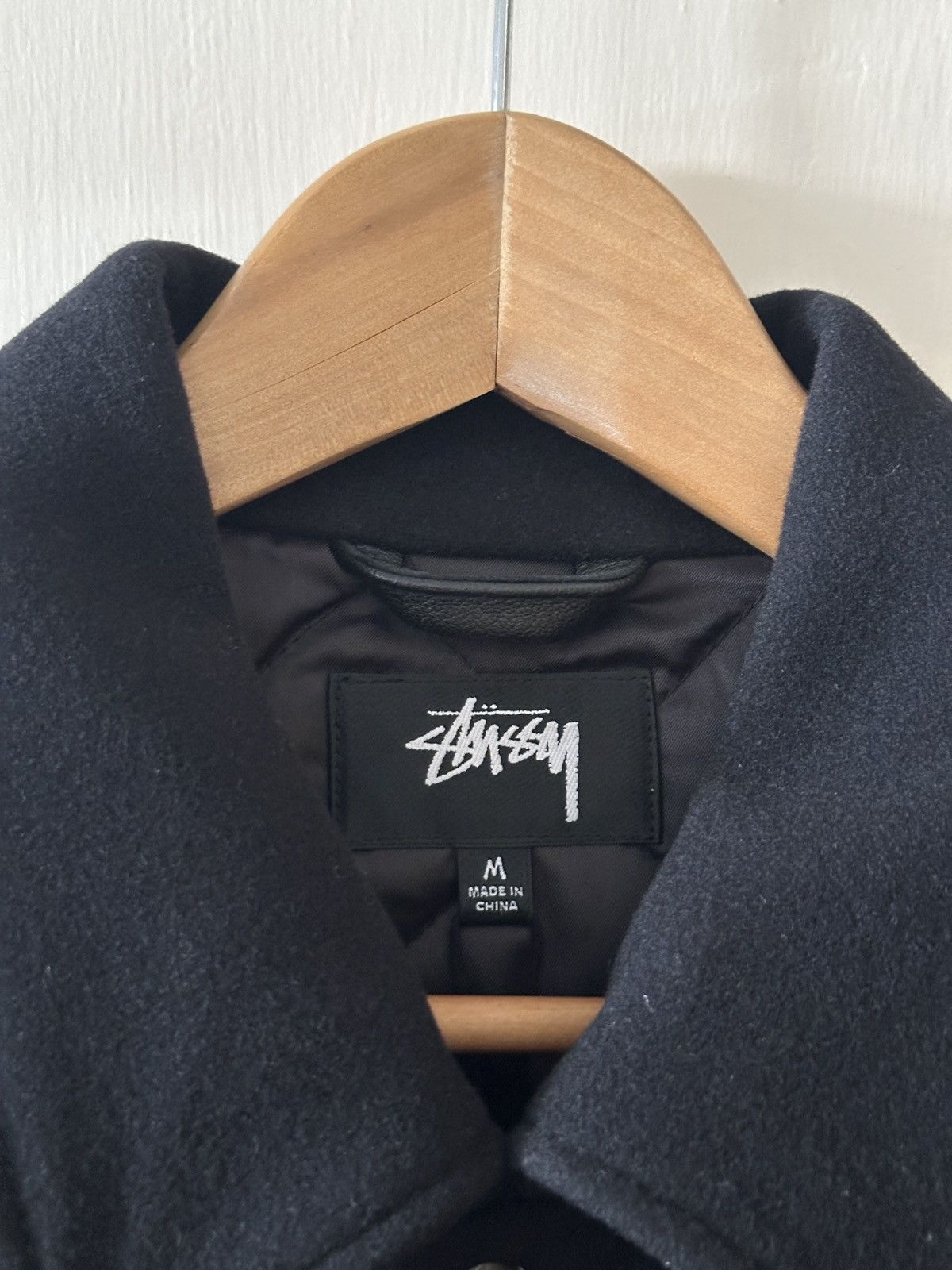Stussy Stussy FW25 Globe Varsity jacket wit black leather sleeves Size US M / EU 48-50 / 2 - 4 Thumbnail