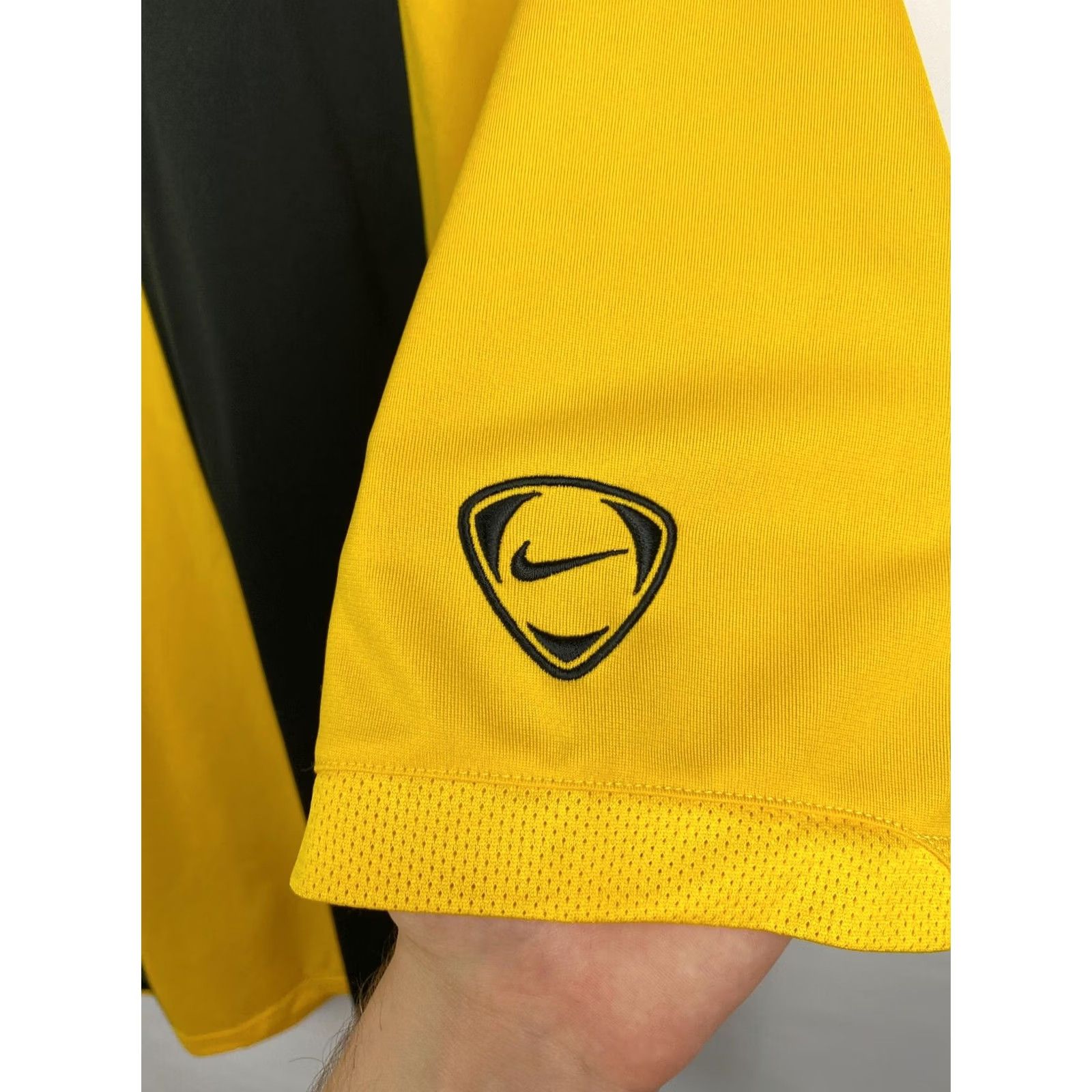Nike VINTAGE Nike Total Ninety T-Shirt 90s Mens L Black Yellow 90s Nike Shirt Mens T-Shirt Size US L / EU 52-54 / 3 - 6 Thumbnail