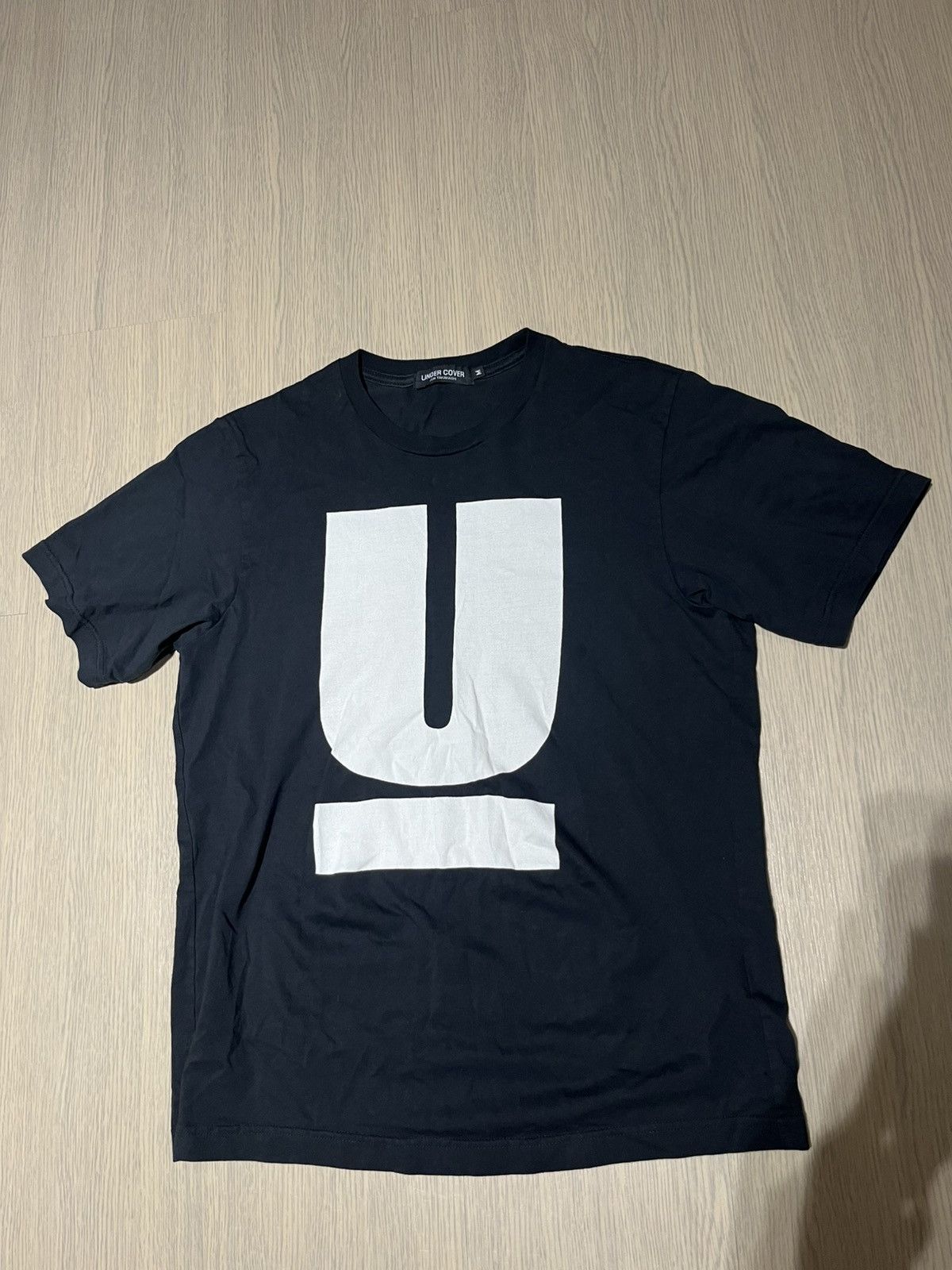送料無料！UNDERCOVER Uロゴ TEE / SIZE : XS Undercover U Logo Tee in Black | FWRD