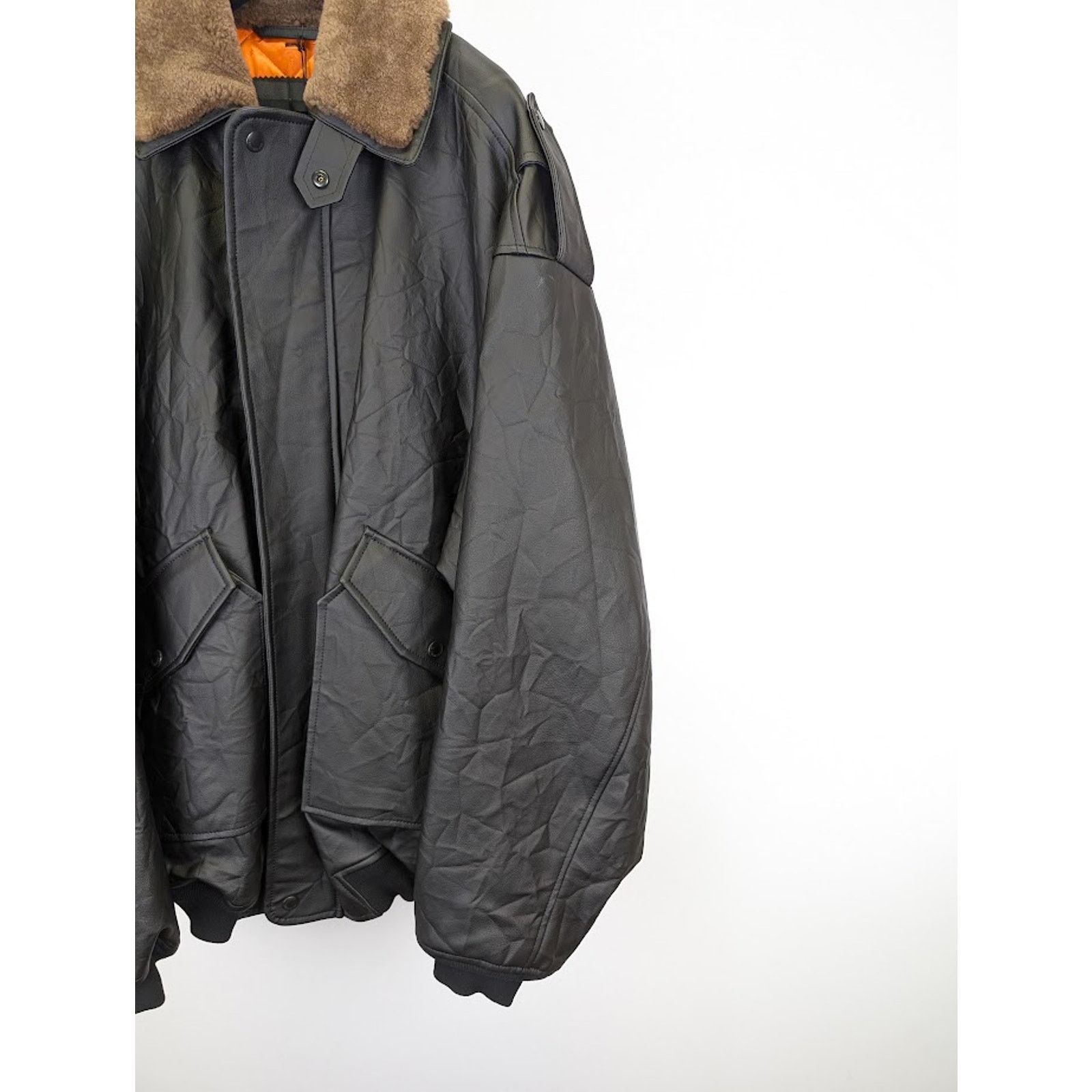 Balenciaga o1rshd1 Leather Grainy Worn Out Bomber in Black Size US M / EU 48-50 / 2 - 6 Thumbnail