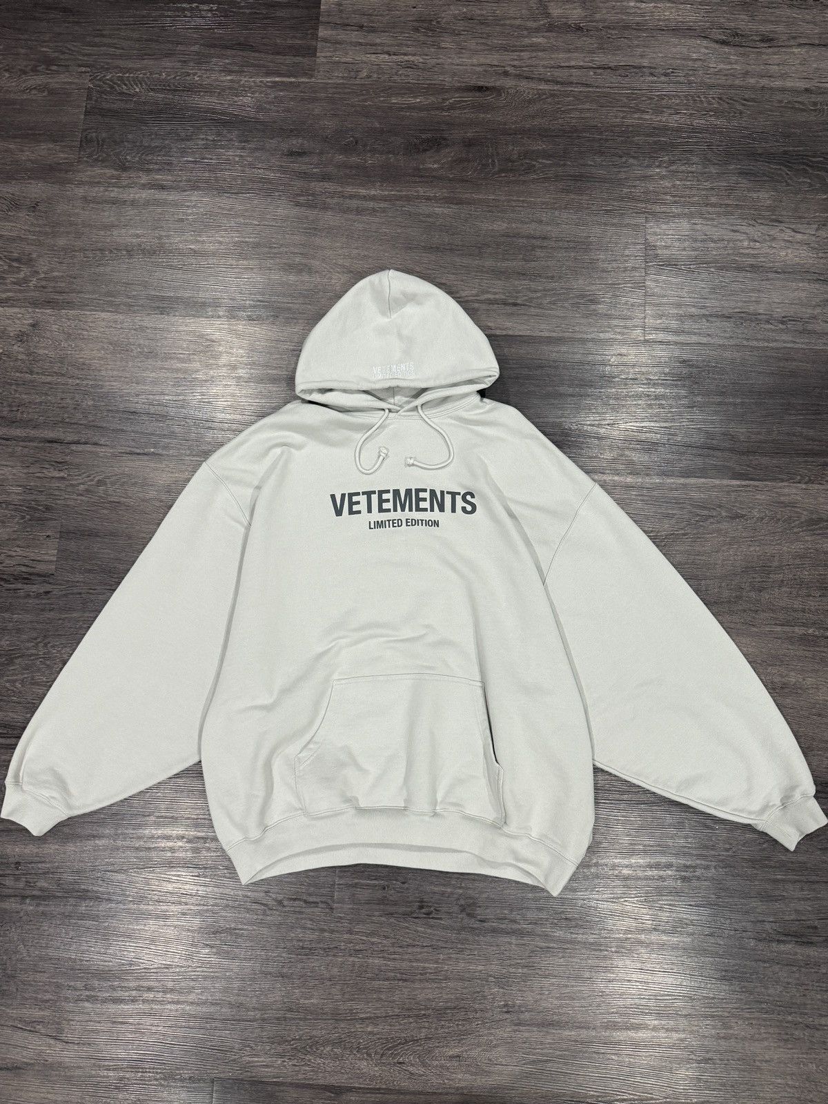 【VETEMENTS】オフホワイト Limited Edition フーディ Vetements Limited Edition Hoodie | Grailed