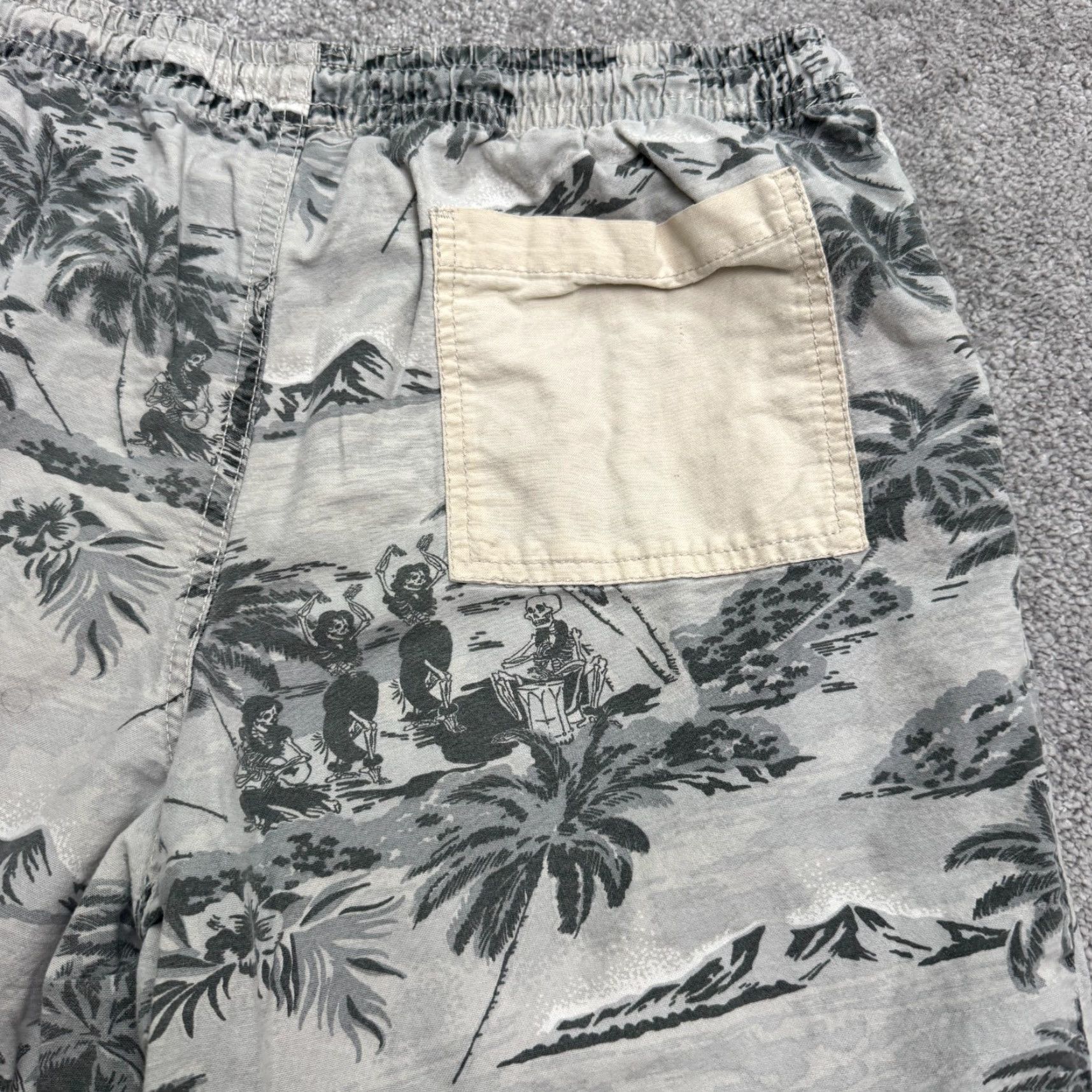 Quiksilver VINTAGE Quicksilver Hawaiian Skeleton Shorts Mens Large Gray Cotton Casual Beachwear Festival 90s Mens Size US 33 - 4 Thumbnail