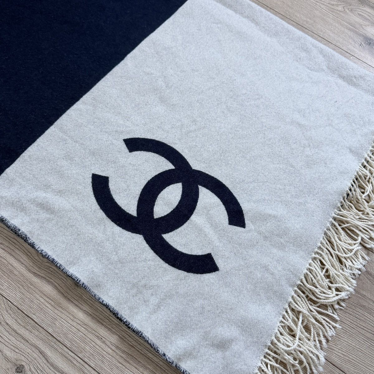 Chanel CHANEL SHAWL Wool/Cashmere 100% Authentic Large Scarf Size ONE SIZE - 2 Thumbnail