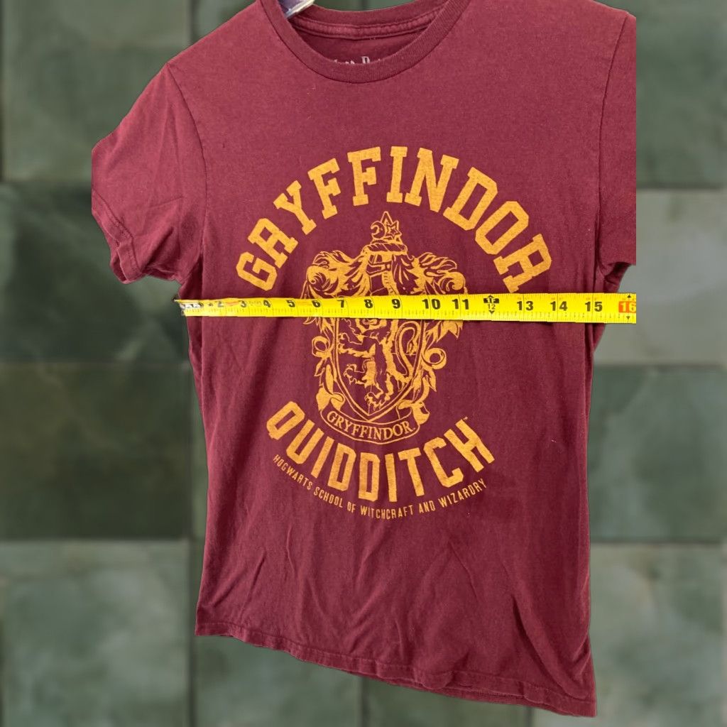 Vintage Harry Potter Mens TShirt Small Burgundy Gryffindor Quidditch Hogwarts Shirt Adult Small Red Nike Size US S / EU 44-46 / 1 - 1 Thumbnail