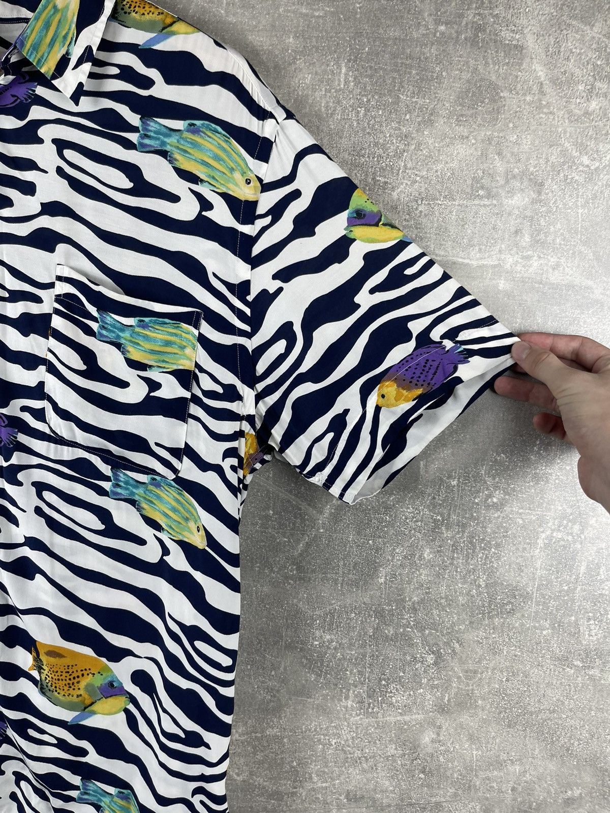 Brioni Vintage Brioni Sport Shirt 90s Rayon Zebra Fish Short Sleeve Size US L / EU 52-54 / 3 - 3 Thumbnail