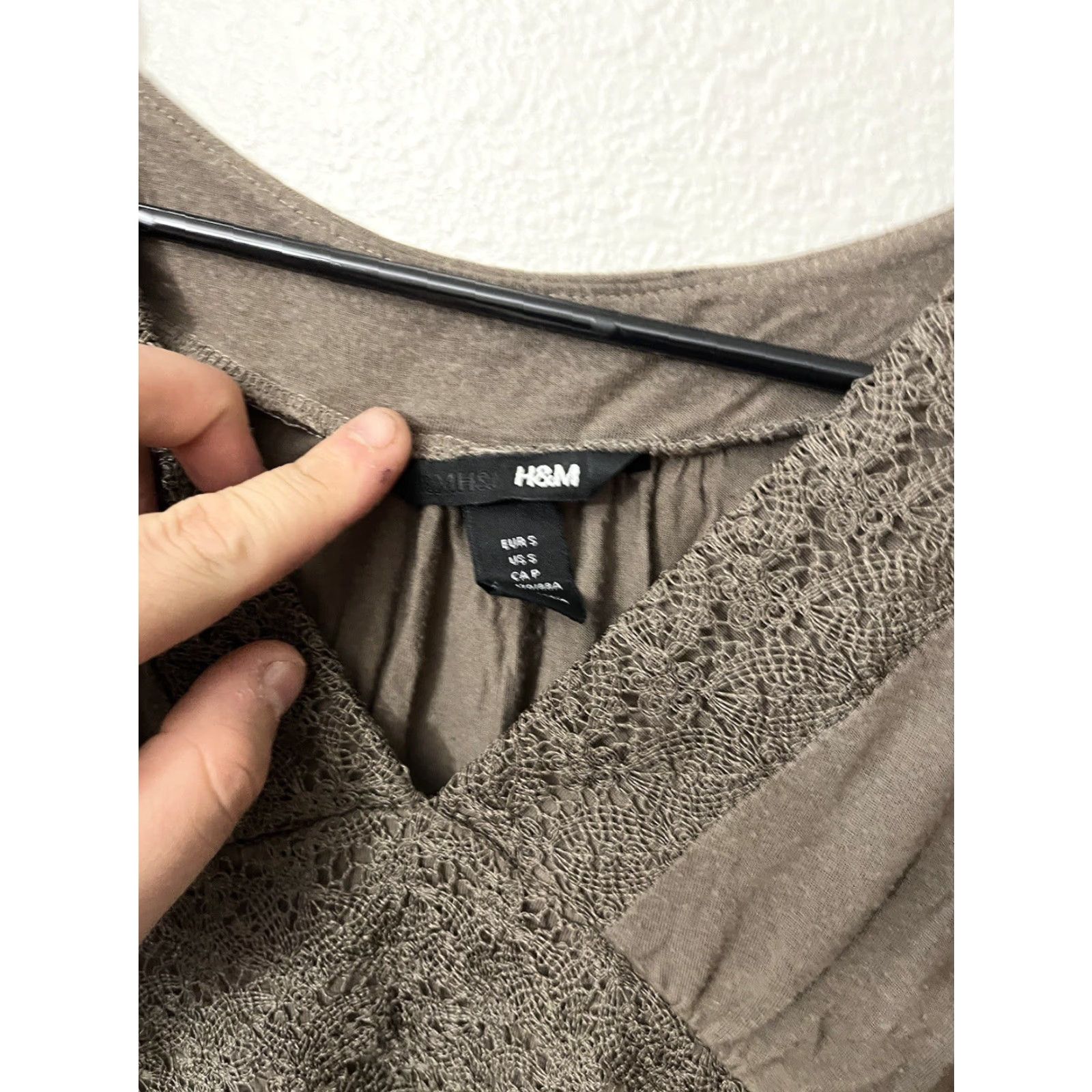 H&M H&M Women's Tank Blouse Shirt Size Small Satin V-Neck Brown Sleeveless Pullover Regular Made in Indonesia Womens Blouse, Tank, - Size S / US 4 / IT 40 - 2 Thumbnail