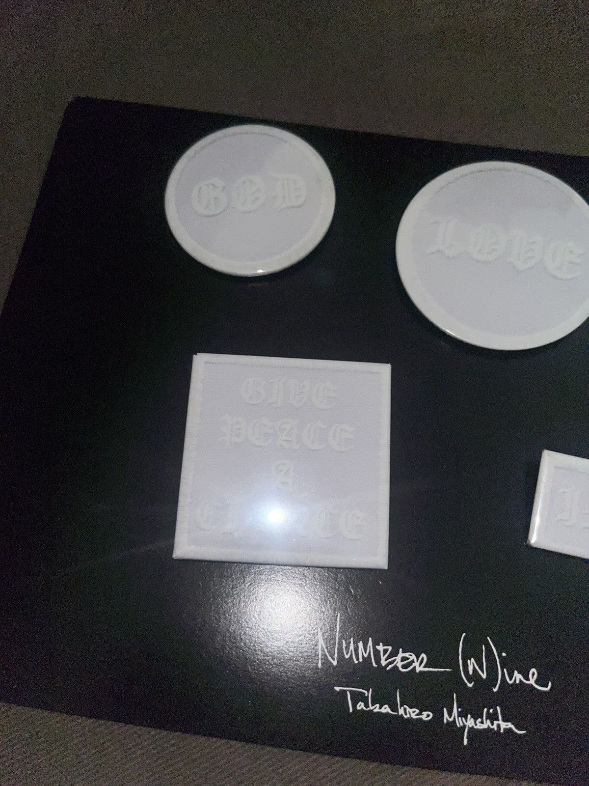 Number (N)ine Number (N)ine AW04 ‘Give Peace a Chance’ Badge Set Size ONE SIZE - 3 Thumbnail