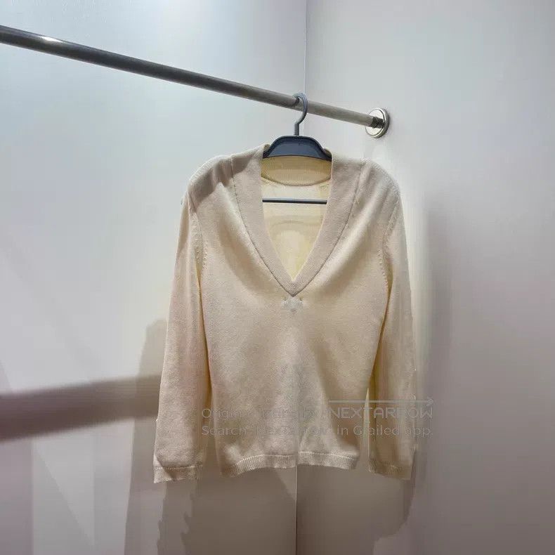 Chanel Chanel Metropolitan cashmere bow hollow v-neck knitwear Size M / US 6-8 / IT 42-44 - 2 Thumbnail