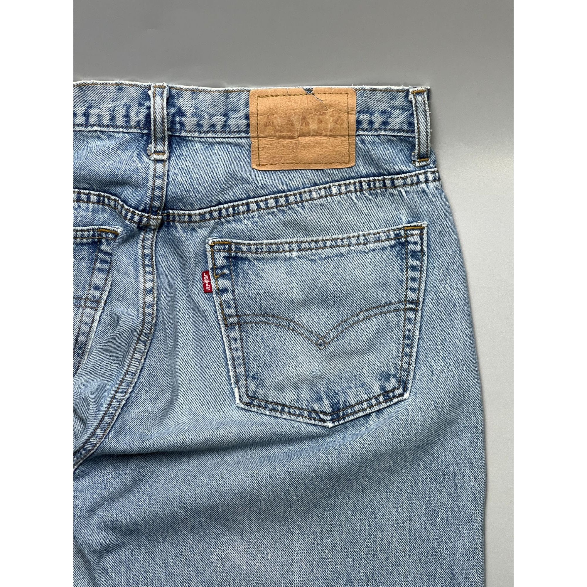 Levi's Vintage Clothing Levi’s Made in USA Vintage Light Wash Denim Jeans (Y1053) Size US 32 / EU 48 - 11 Thumbnail