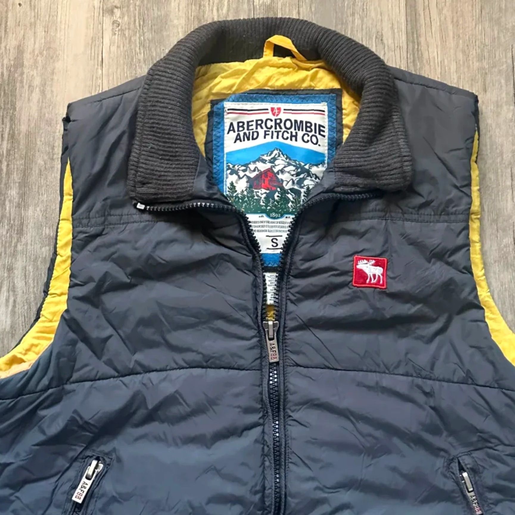 Abercrombie & Fitch VINTAGE Abercrombie & Fitch Vest Puffer Nylon Gray Size S Mens Down vest Size US S / EU 44-46 / 1 - 3 Thumbnail