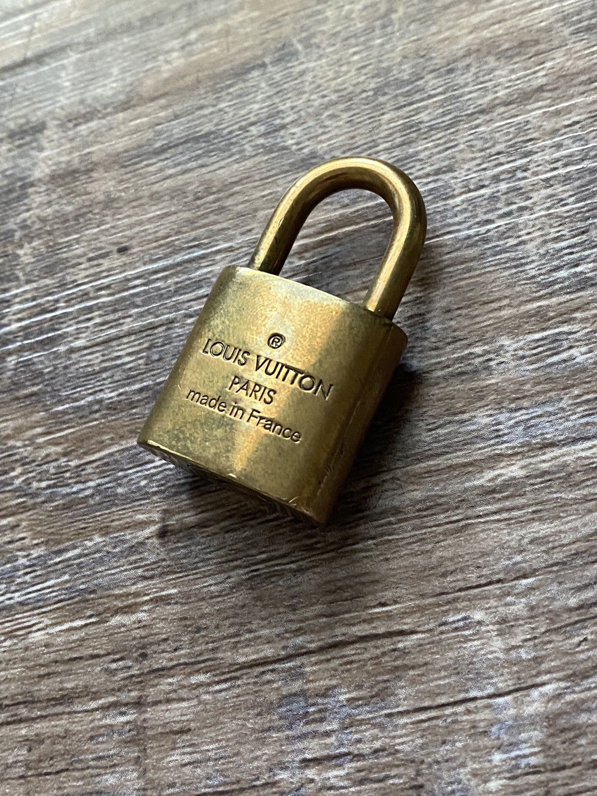 Louis Vuitton Louis Vuitton Lock 332 Size ONE SIZE - 2 Thumbnail