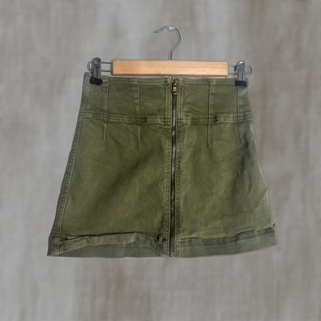 Free People Free People Skirt Mini Womens 26x14 Army Green Zip Pocket Distressed All Seasons 90s Bohemian Festival Rock Band Modern Coastal Cowgirl Size 26" / US 2 / IT 38 - 1 Thumbnail