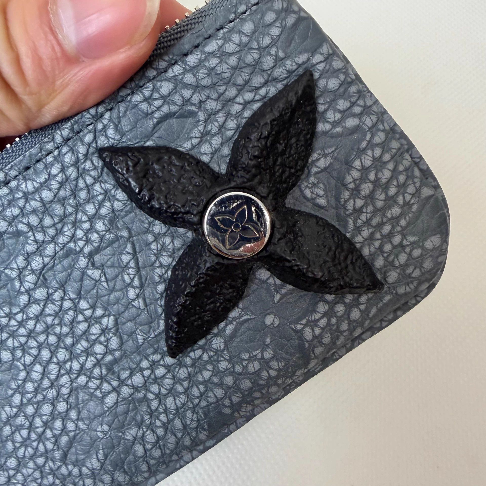 Louis Vuitton LV Slate Blue Leather Monogram Zipper Coin Purse Men's Size ONE SIZE - 5 Thumbnail