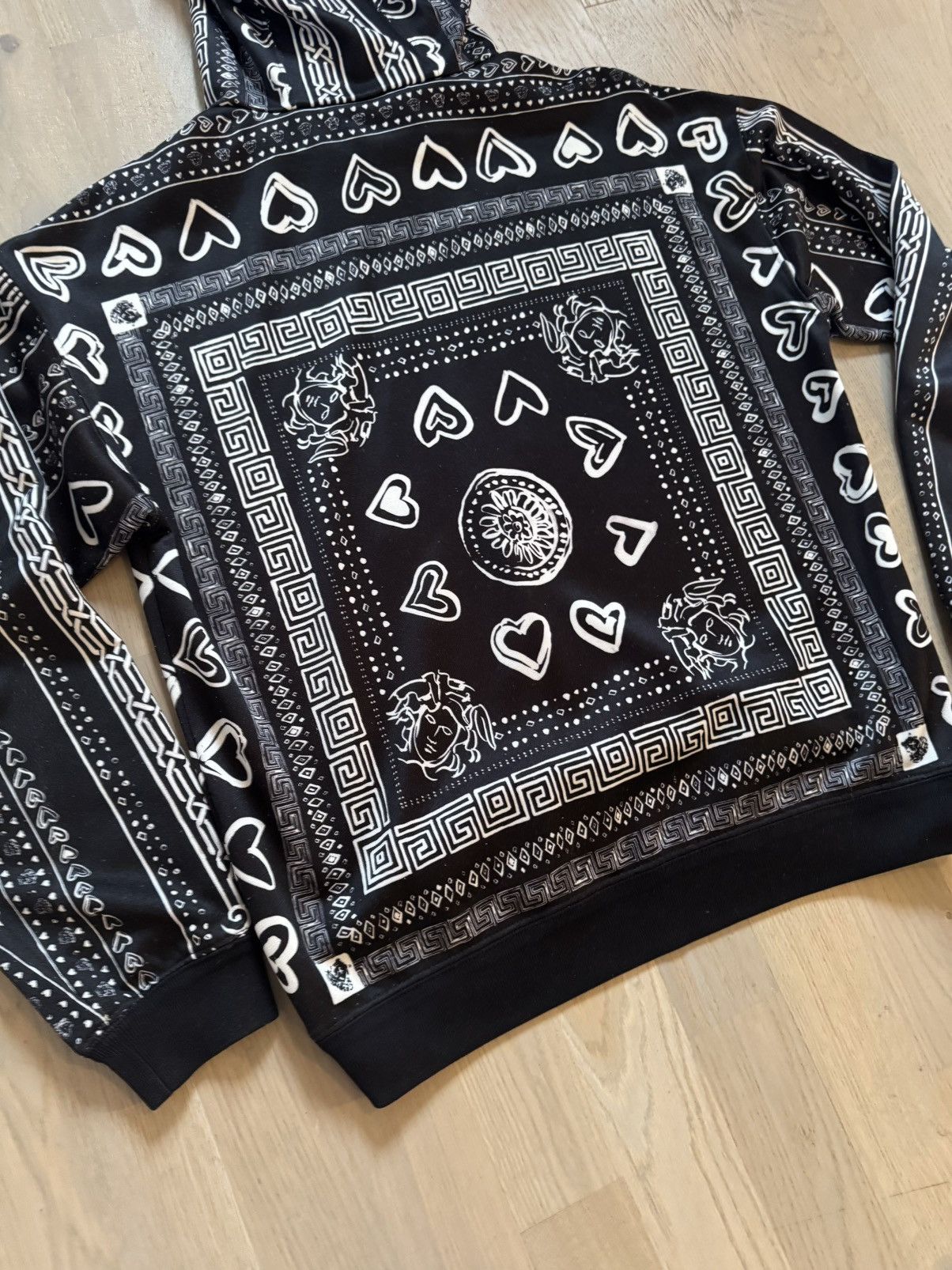Versace VERSACE hoodie study REAL TAPE MEASUREMENTS IN PHOTOS PROPE Size US S / EU 44-46 / 1 - 10 Thumbnail