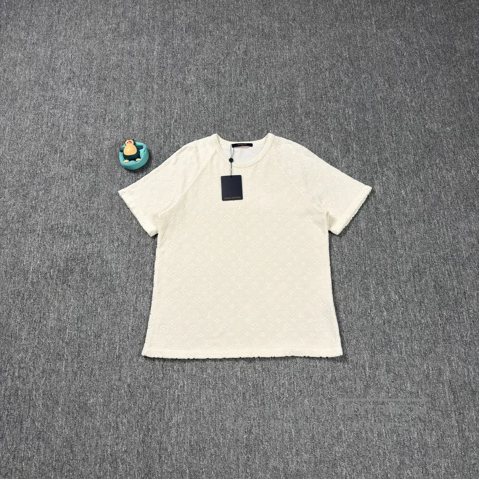 Louis Vuitton LV Beige Full-Print Towel-Bottom T-Shirt. Size US L / EU 52-54 / 3 - 1 Thumbnail