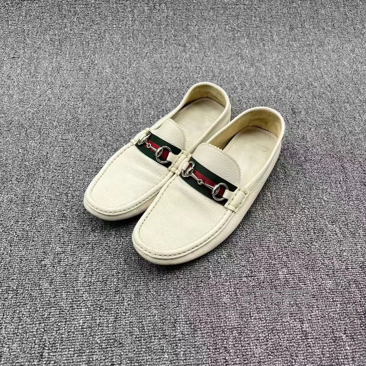Gucci gucci beige loafers with red. Size US 9 / EU 42 - 1 Thumbnail