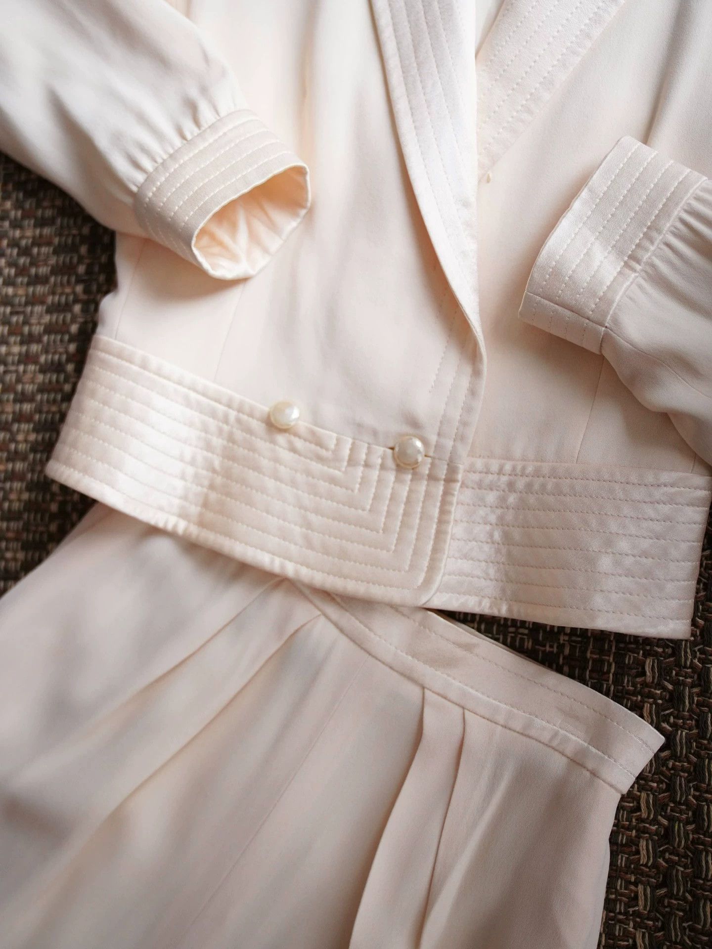 Louis Feraud LOUIS FERAUD Vintage Cream Pearl Button Skirt Suit FR38 Size S / US 4 / IT 40 - 4 Thumbnail